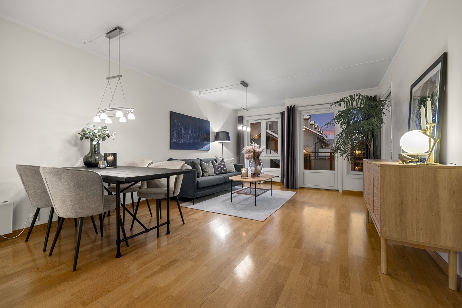 I tilknytning til kjøkken er det naturlig plass for spisebord og her kan venner og familie samles. Galleribilde