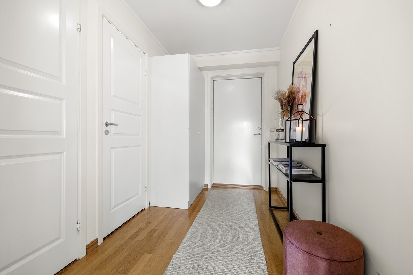 Hyggelig entré med lysmalte overflater og parkett på gulv. Galleribilde