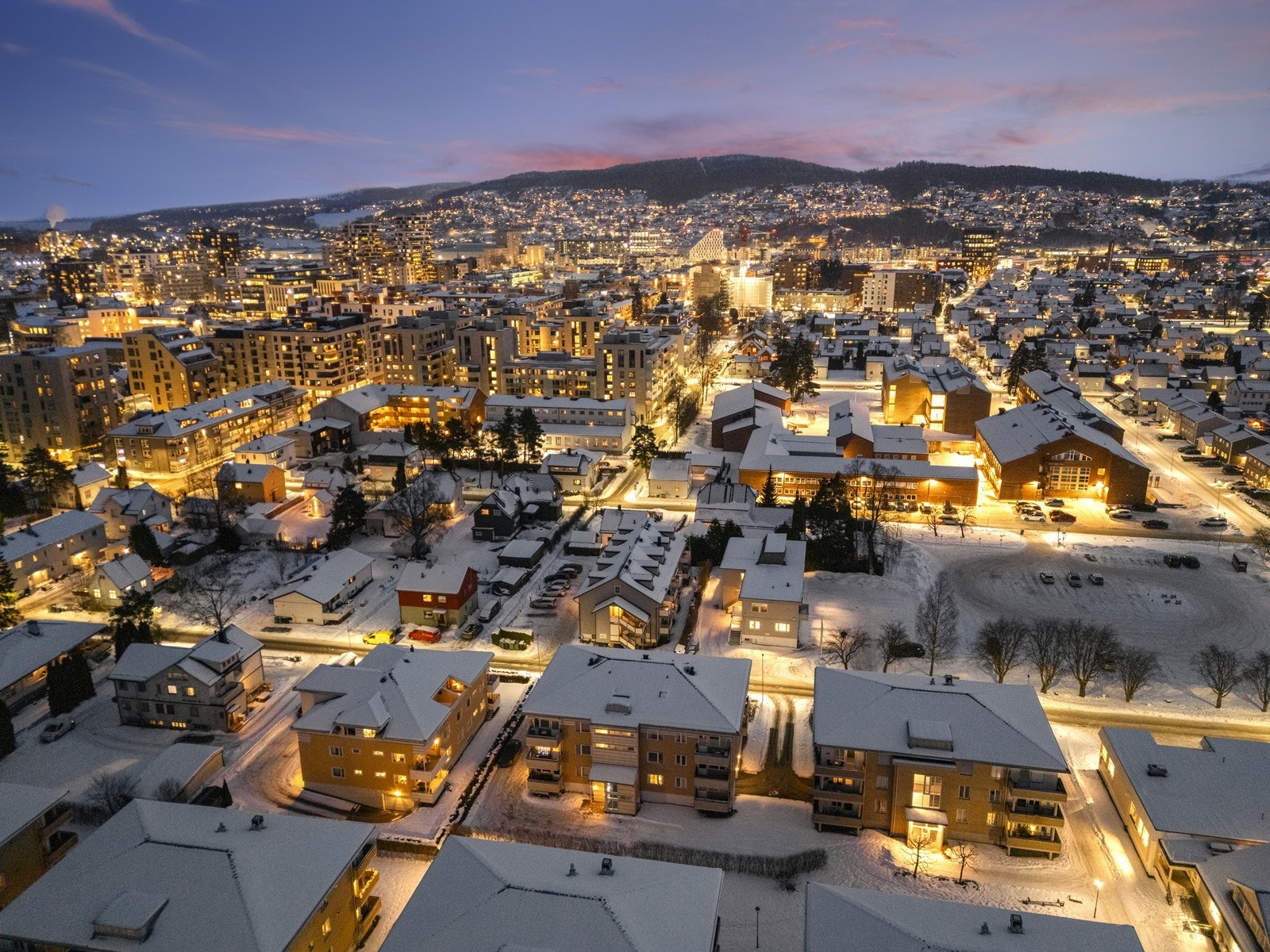 Eiendommen ligger i et etablert og sentrumsnært nabolag i Lillestrøm. Galleribilde