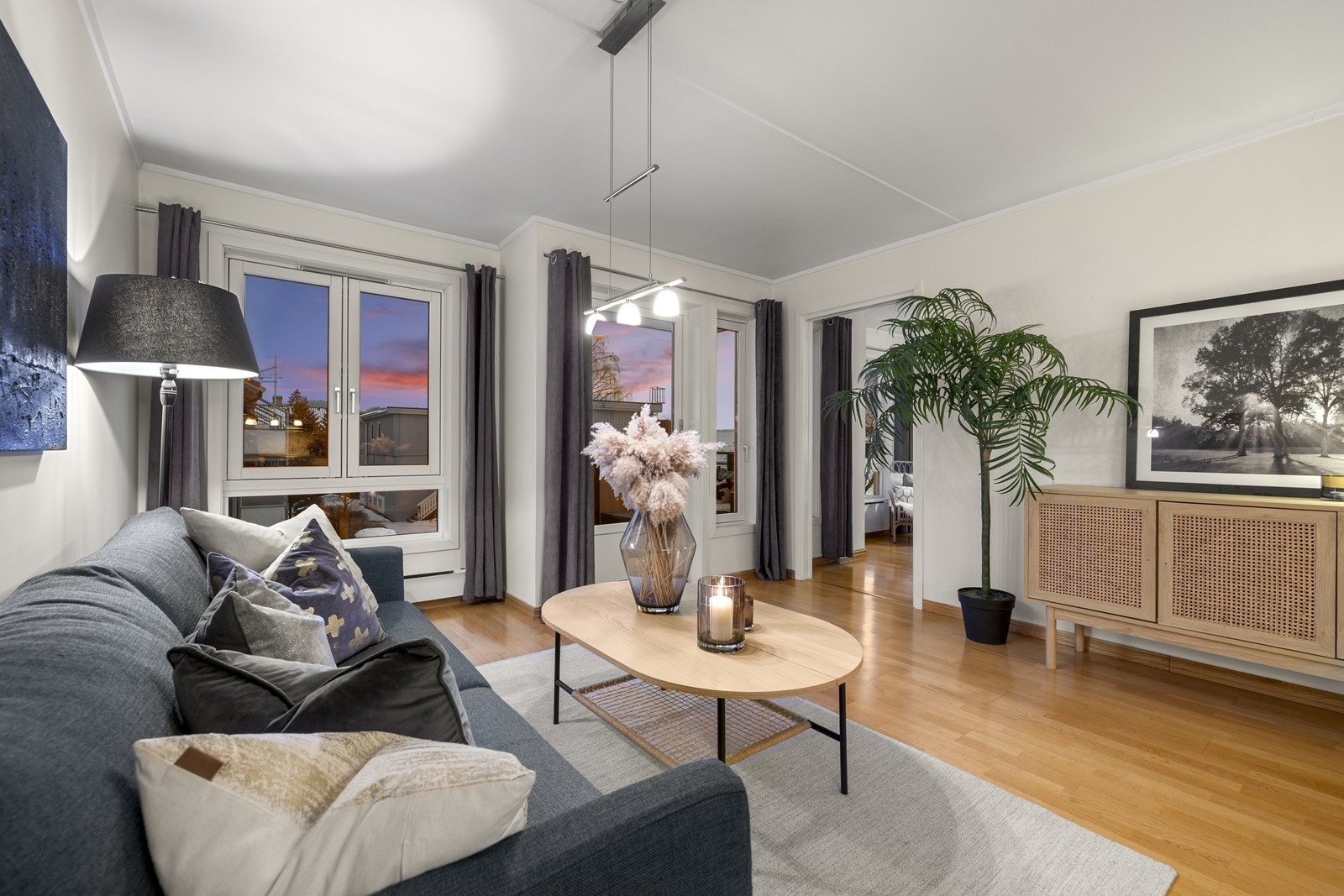 Her kan det møbleres på flere ulike måter og det er mulighet for både spisebord, sofagruppe og TV-møblement. Galleribilde