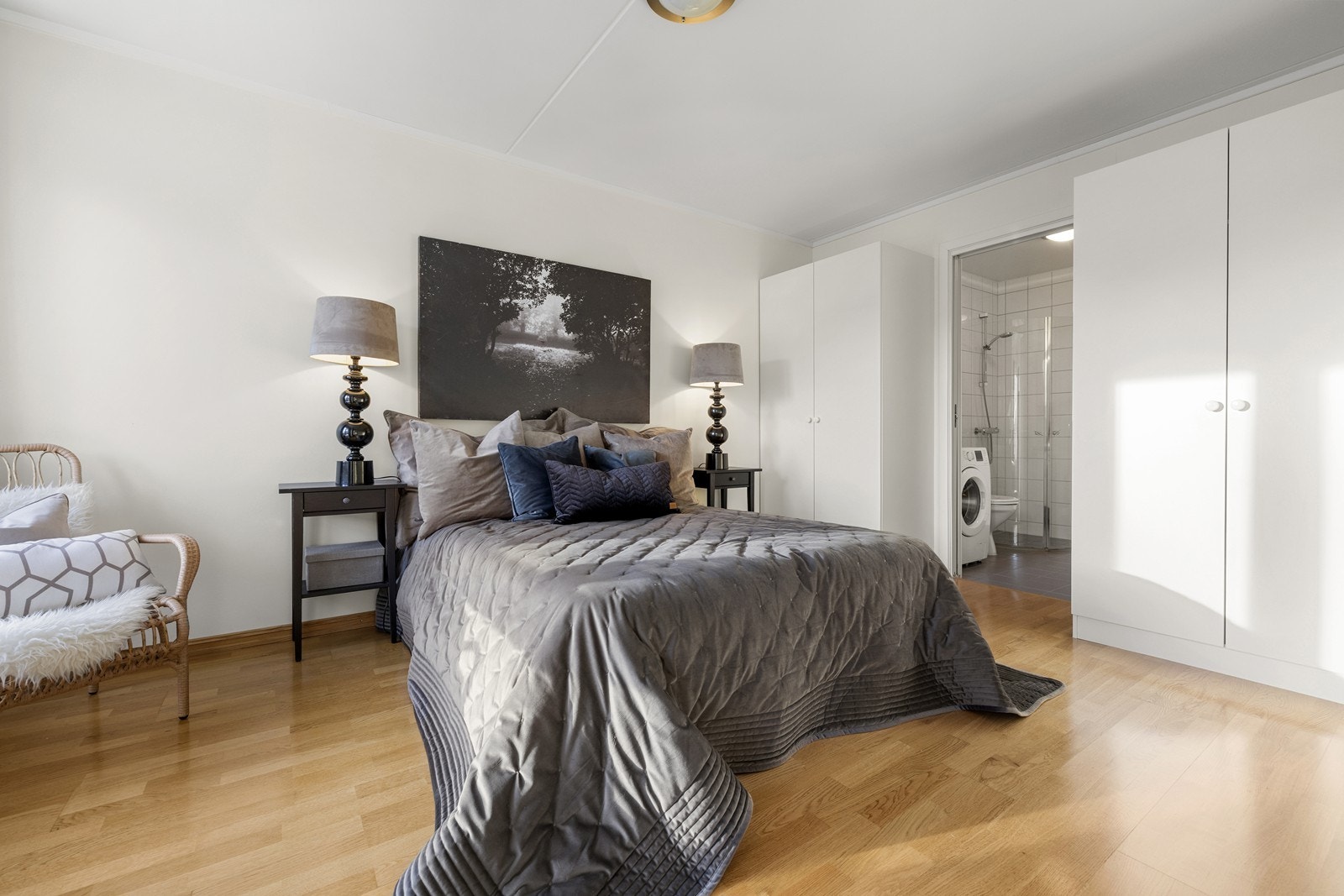 2 stk doble garderobeskap og god plass til dobbeltseng med tilhørende nattbord. Galleribilde