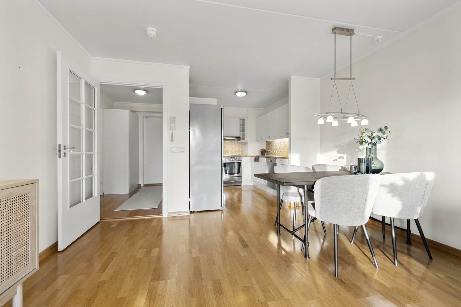 Kjøkken i åpen løsning med stue og med praktisk U-form. Galleribilde