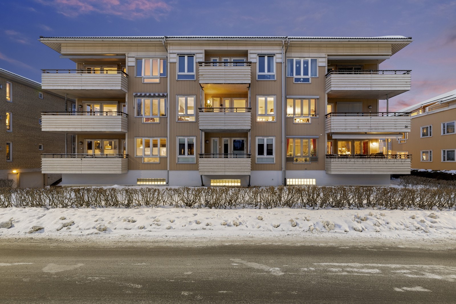 Sameiets tomt er pent opparbeidet med plen og beplantning. Galleribilde