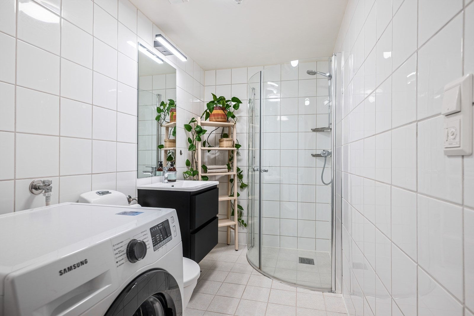 Flott, romslig bad med god plass til vaskemaskin/tørketrommel. Galleribilde