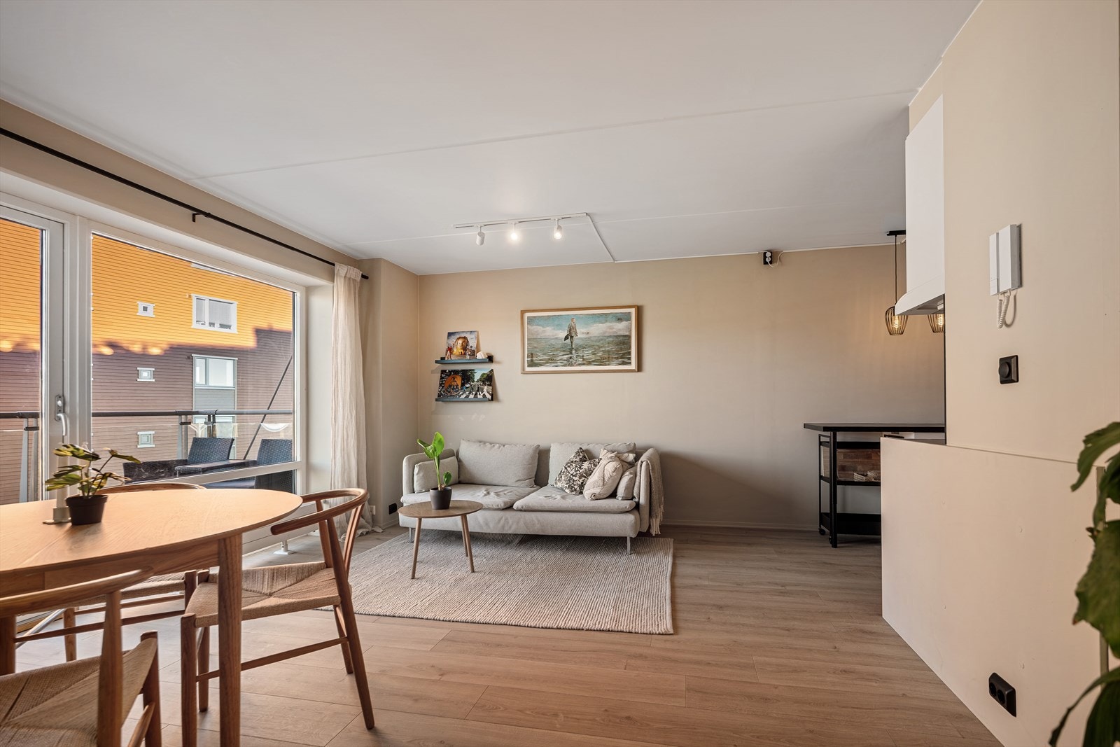 Flott leilighet med store vindusflater som slipper inn rikelig med naturlig lys. Galleribilde