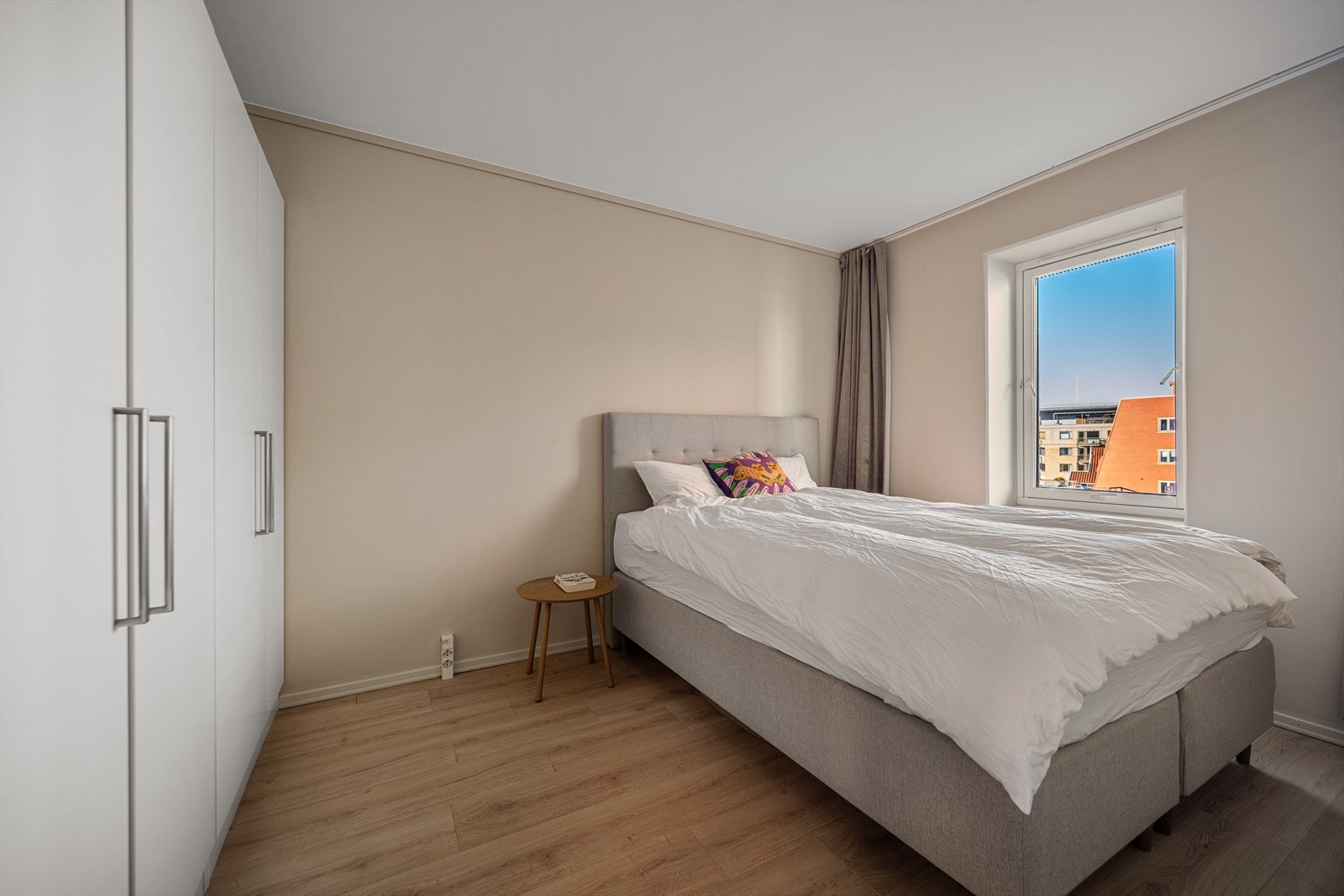 Stort soverom med god plass til dobbeltseng og stort garderobeskap. Det er også flott utsikt fra soverommet. Galleribilde