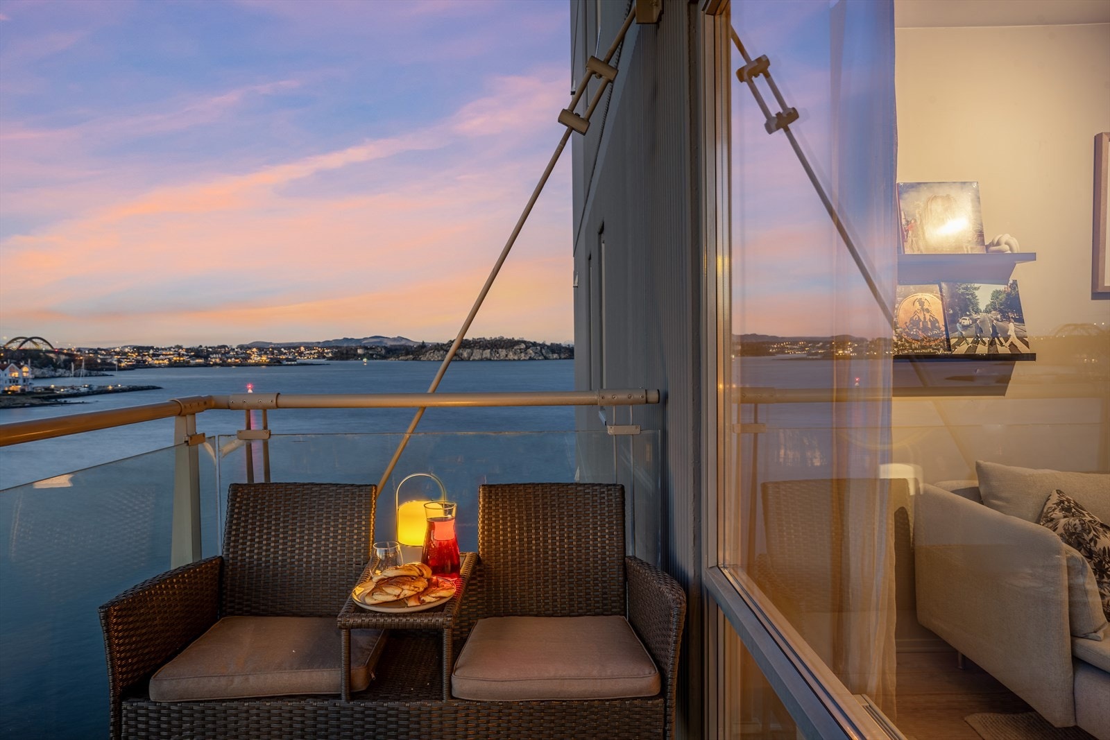 Badehusgata 45 er en flott leilighet med nydelig utsikt! Her bor du sentrumsnært, i maritime omgivelser. Galleribilde