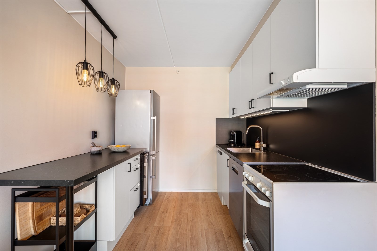 Oppgradert kjøkken med god skap/benkeplass. Galleribilde