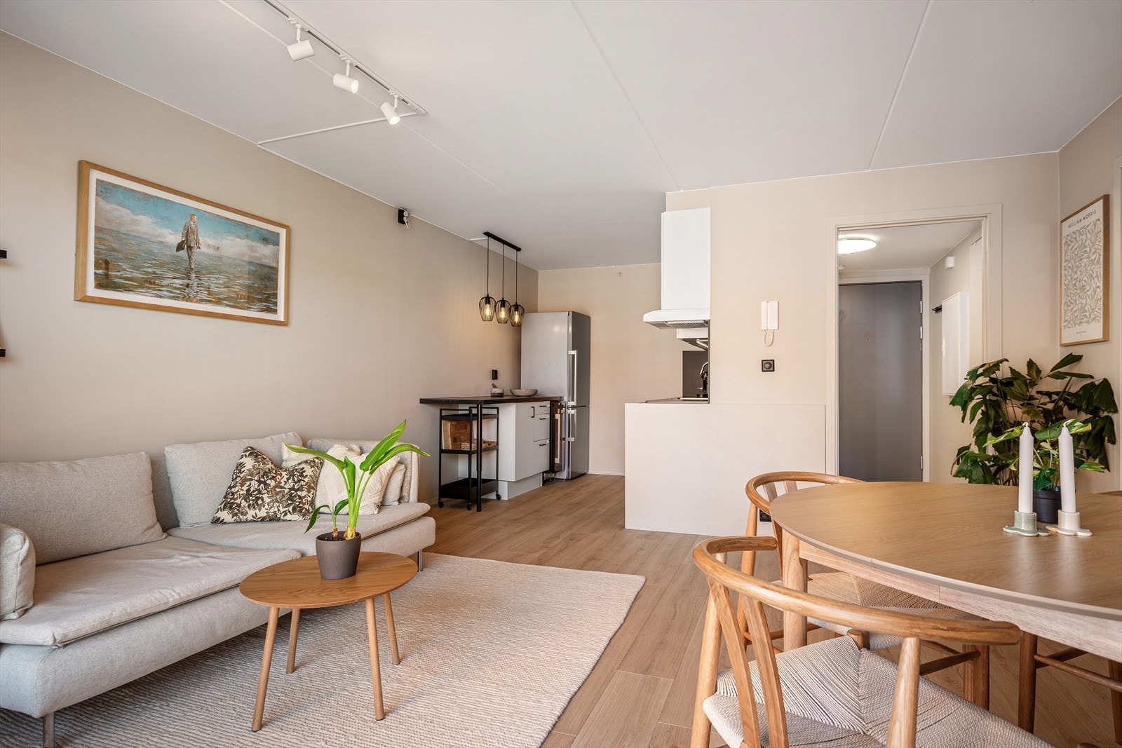 Kjekk planløsning med åpen løsning til kjøkkenet. Galleribilde