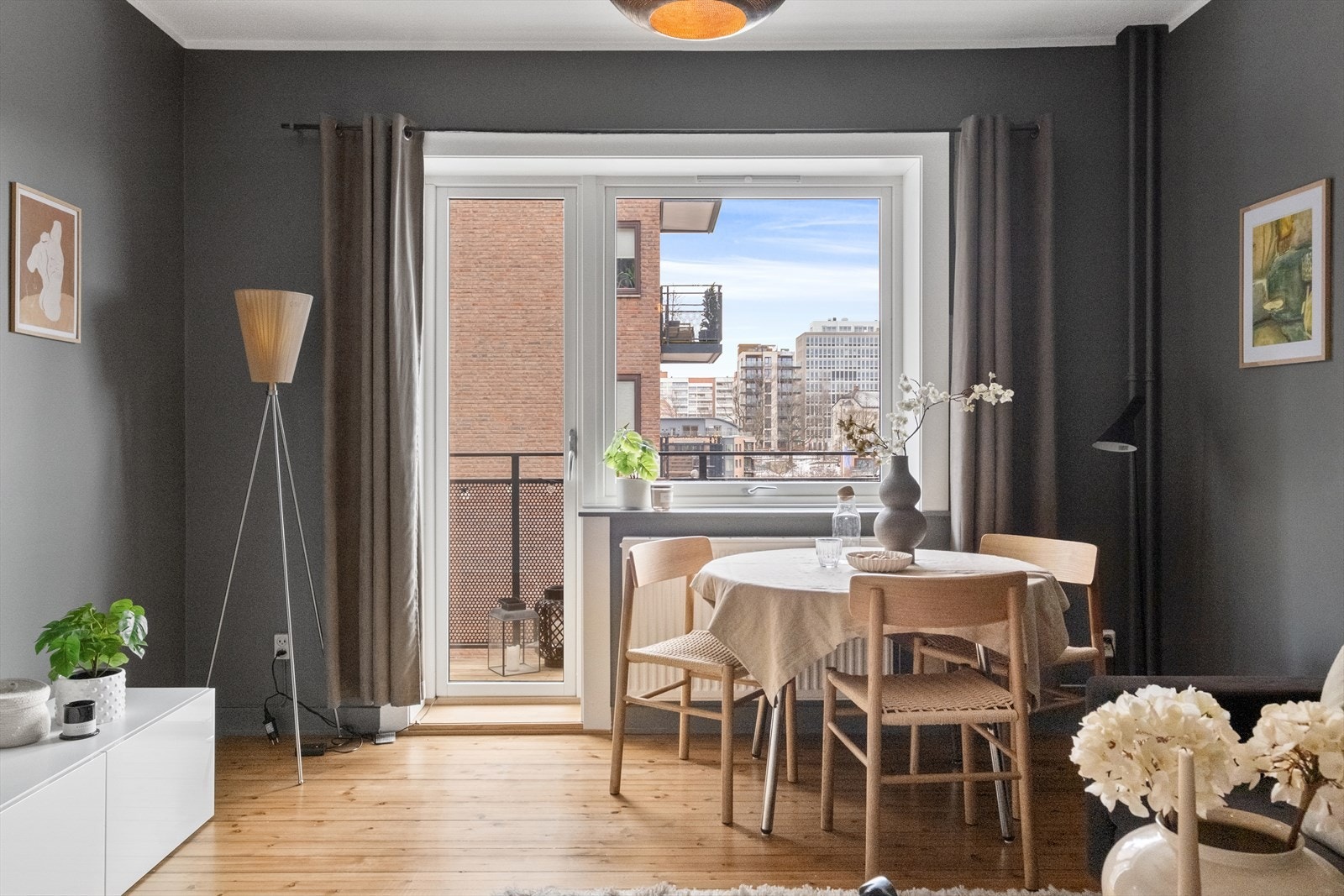 Stuen er malt i en delikat fargepalett som står i stil til de originale tregulvene og som går til all innredning. Galleribilde