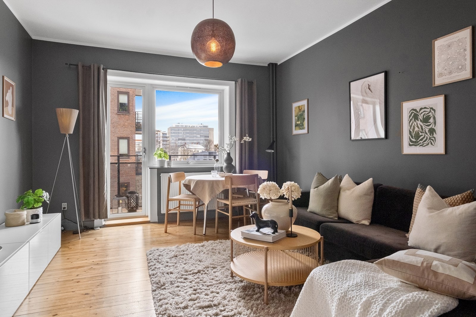 Leiligheten har en god takhøyde på 2,64 meter og store vindusflater som gir fine lysforhold. Galleribilde