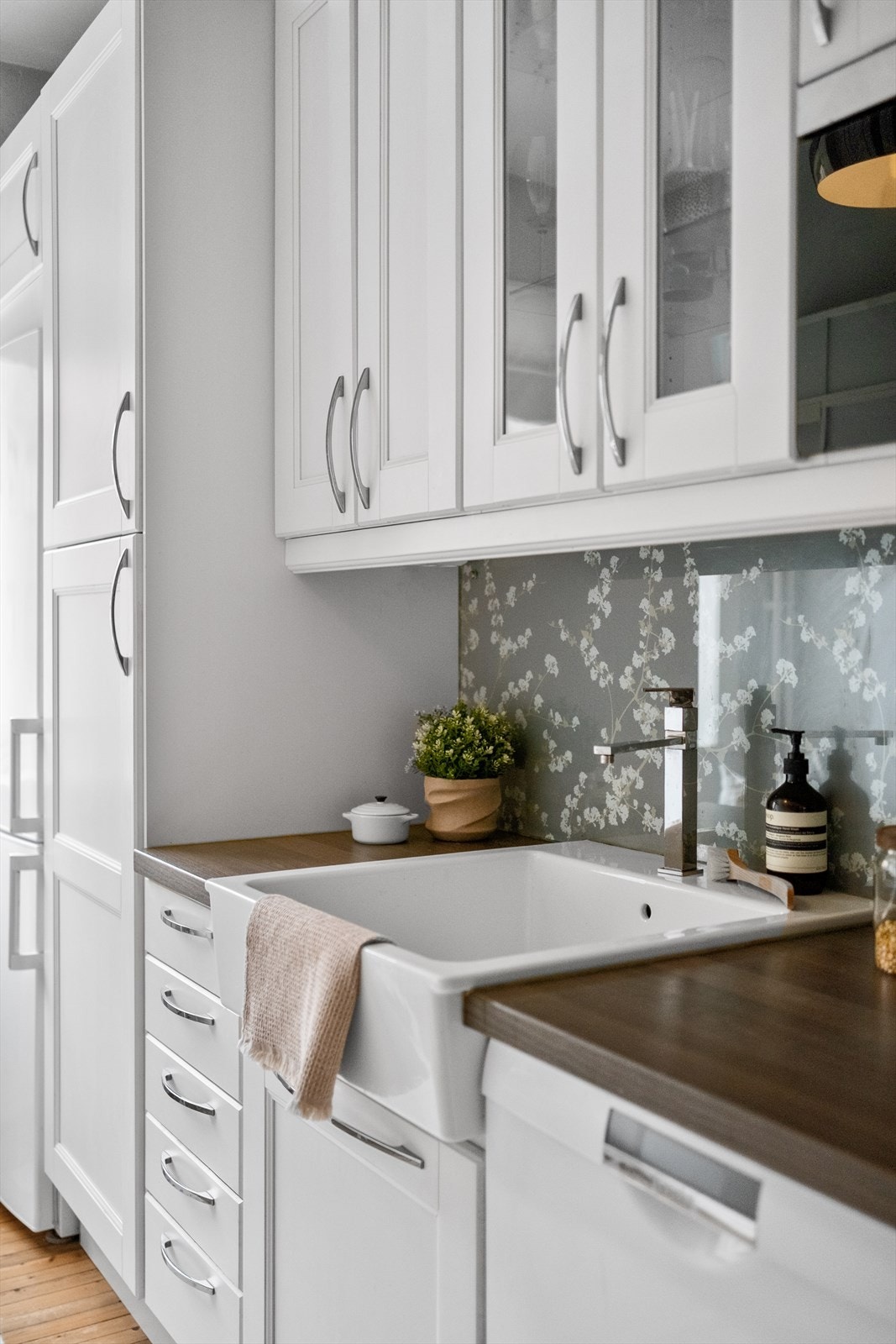 Kjøkkenet er utstyrt med integrert platetopp, mikro og stekeovn. Galleribilde