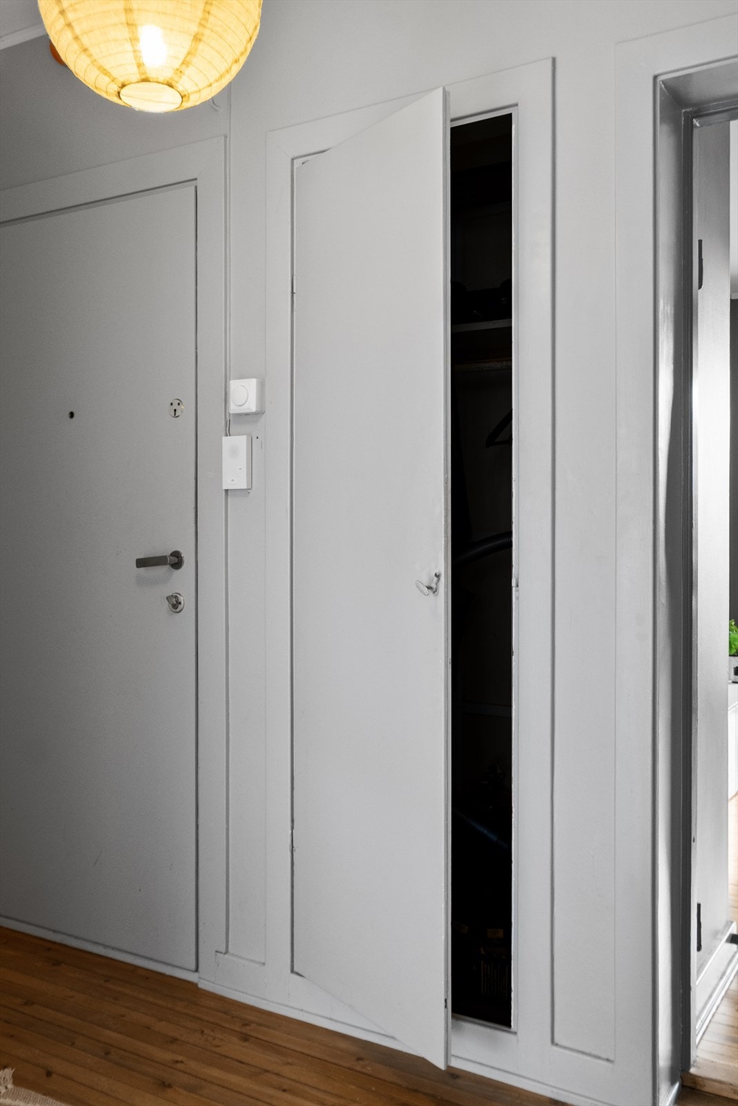 Plass til yttertøy og sko i kott. Galleribilde