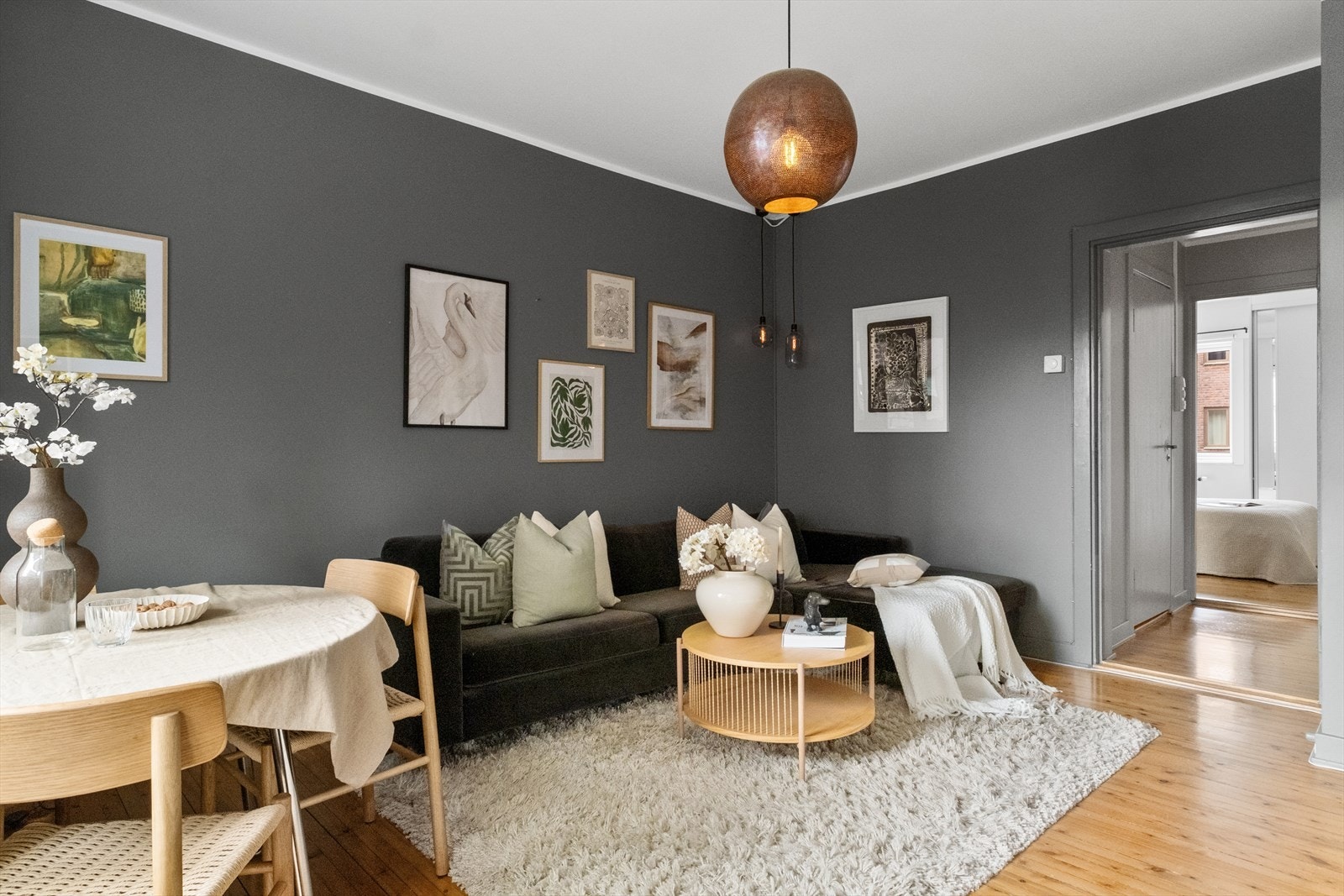 Varmtvann, oppvarming, TV og bredbånd er inkludert i felleskostnadene. Galleribilde