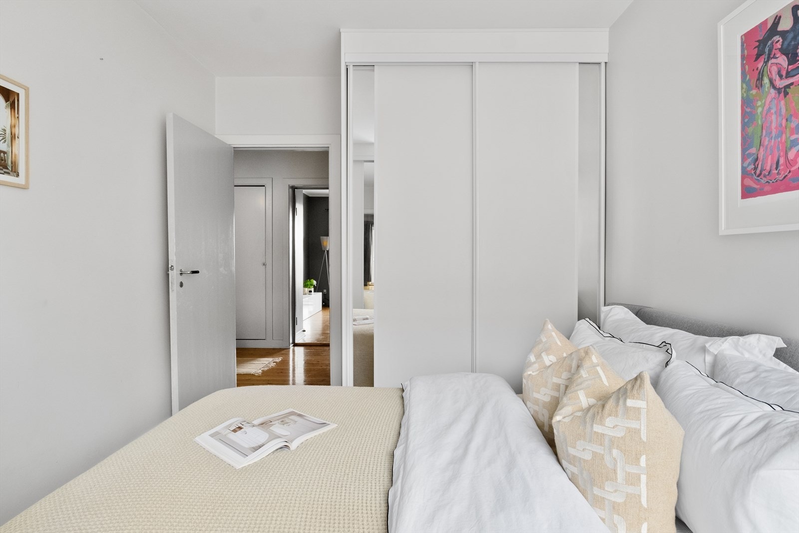 God oppbevaringsplass i garderobeskap. Galleribilde