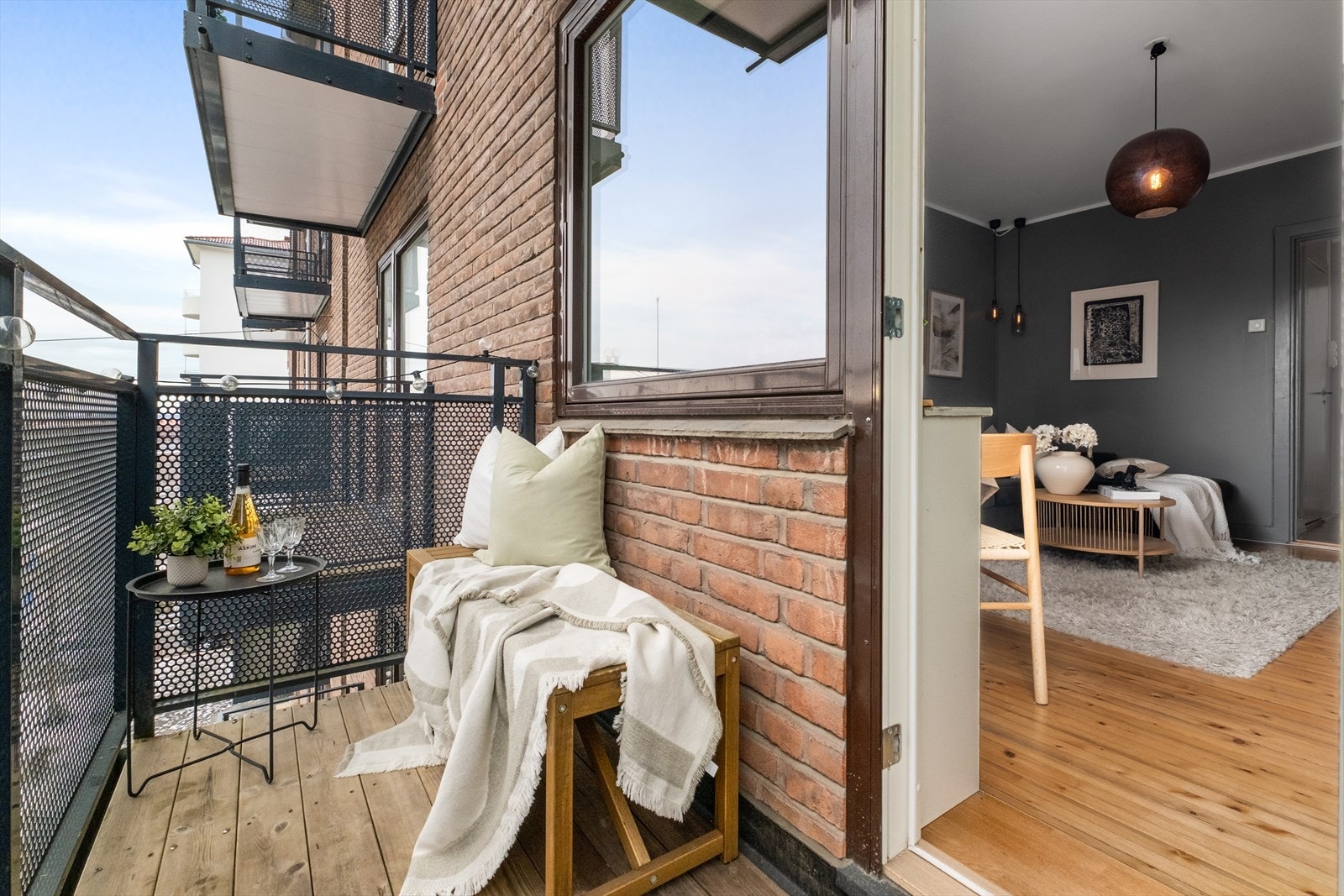 Fra stuen er det utgang til en herlig balkong på ca. 3,3 kvm. Galleribilde