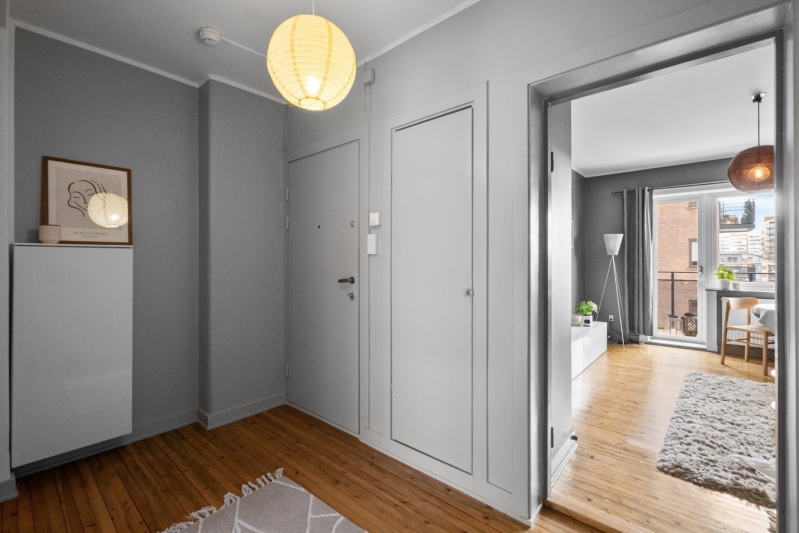 Vel inne ankommer du en lys og innbydende entré med plass til å henge fra seg yttertøy og sko. Galleribilde