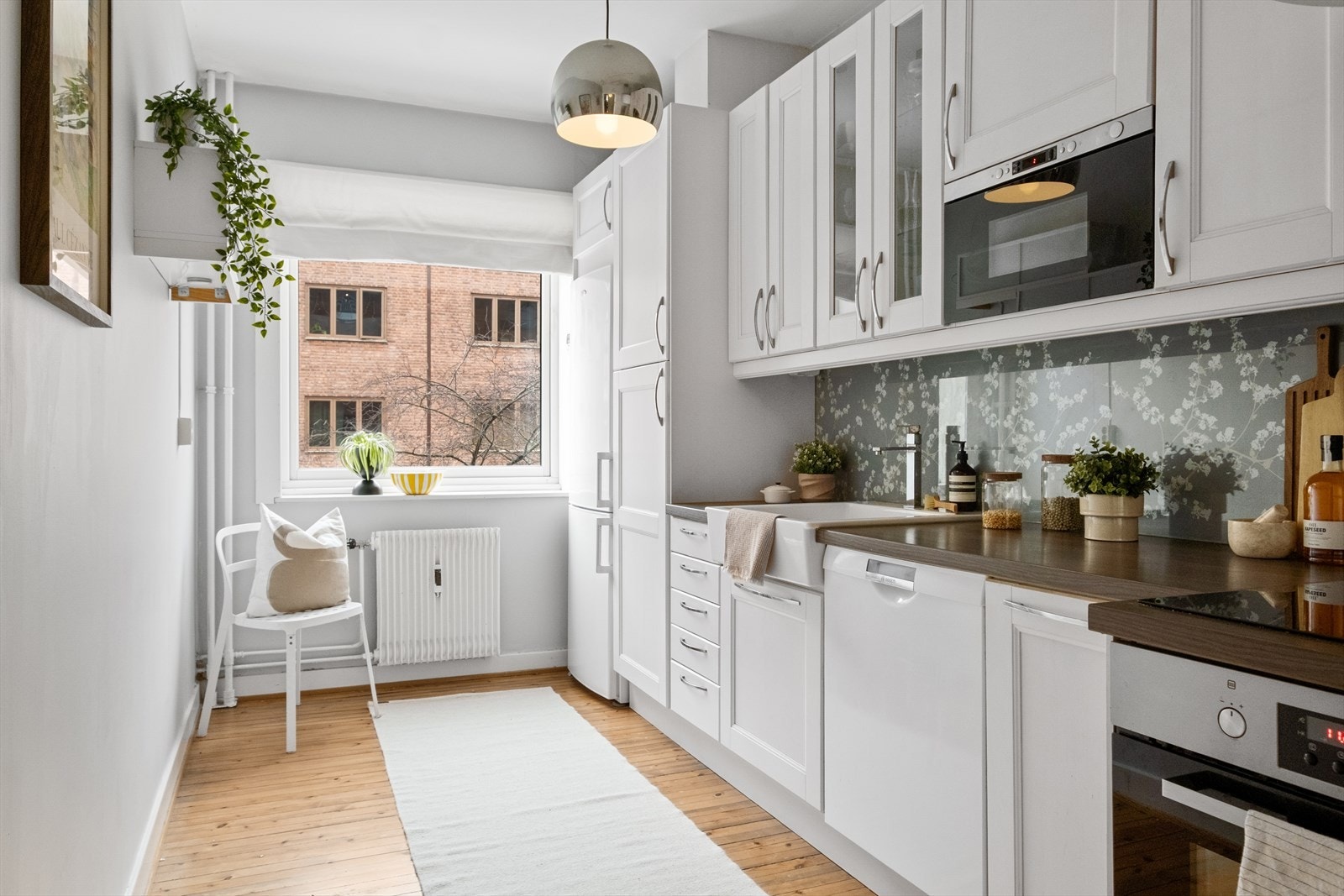 Kjøkkenet har innredninger med glatte fronter og laminat benkeplate med nedfelt vask. Galleribilde