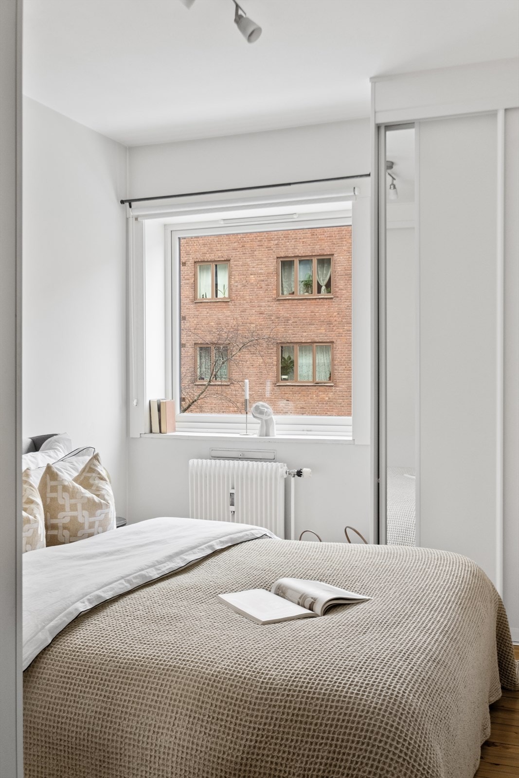 Soverommet vender ut mot bakgård. Galleribilde