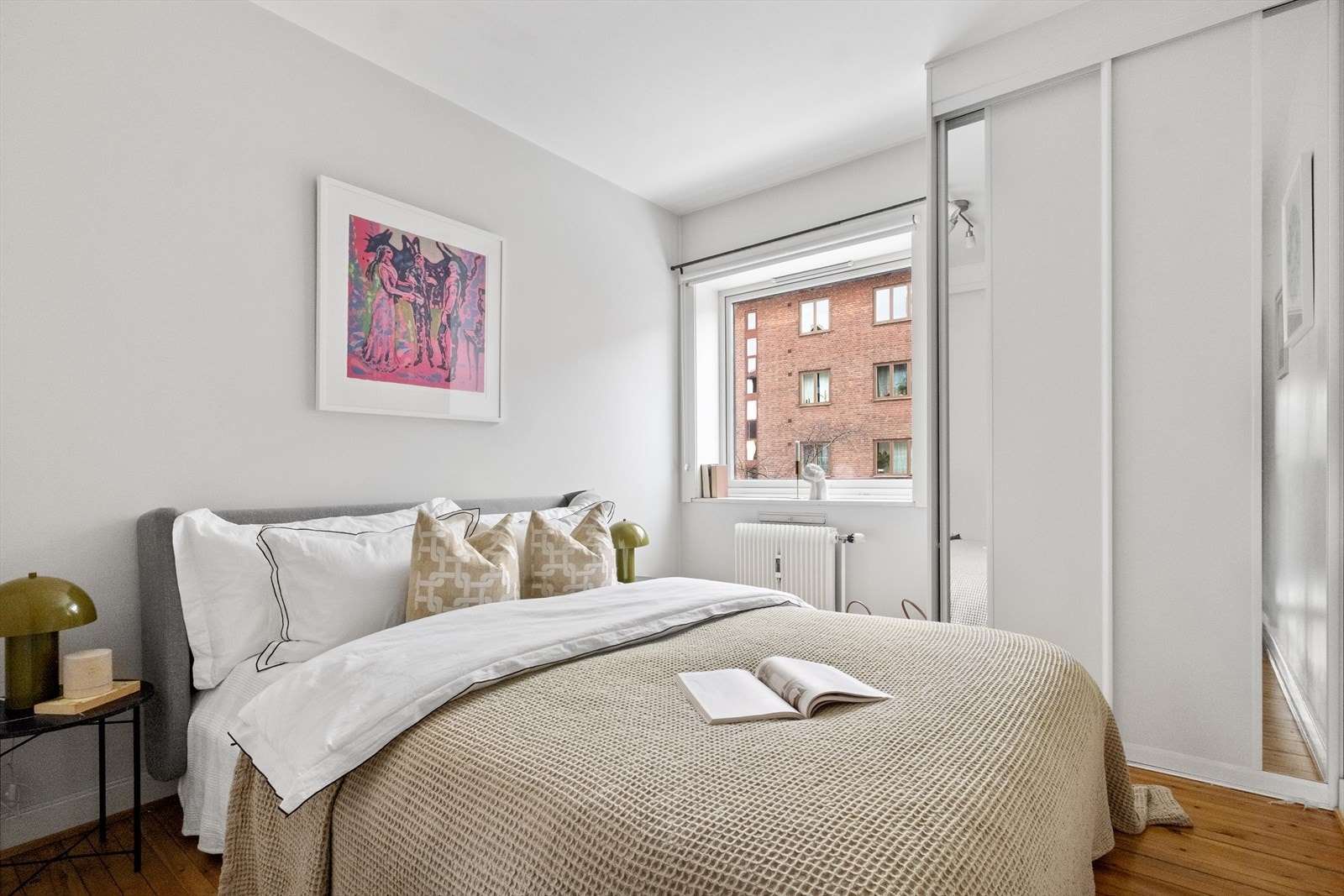 Lunt og koselig soverom med plass til dobbeltseng og nattbord. Galleribilde