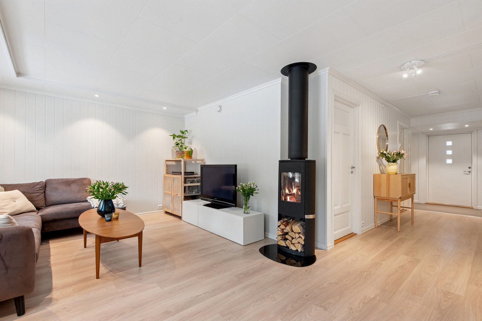 Oppvarming med vedovn - balansert ventilasjon sørger for godt inneklima Galleribilde