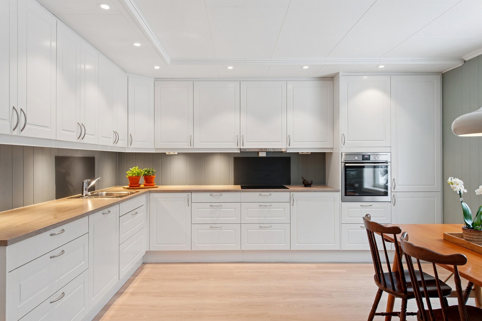 Lys innredning med god plass til oppbevaring i skuffer og skap Galleribilde