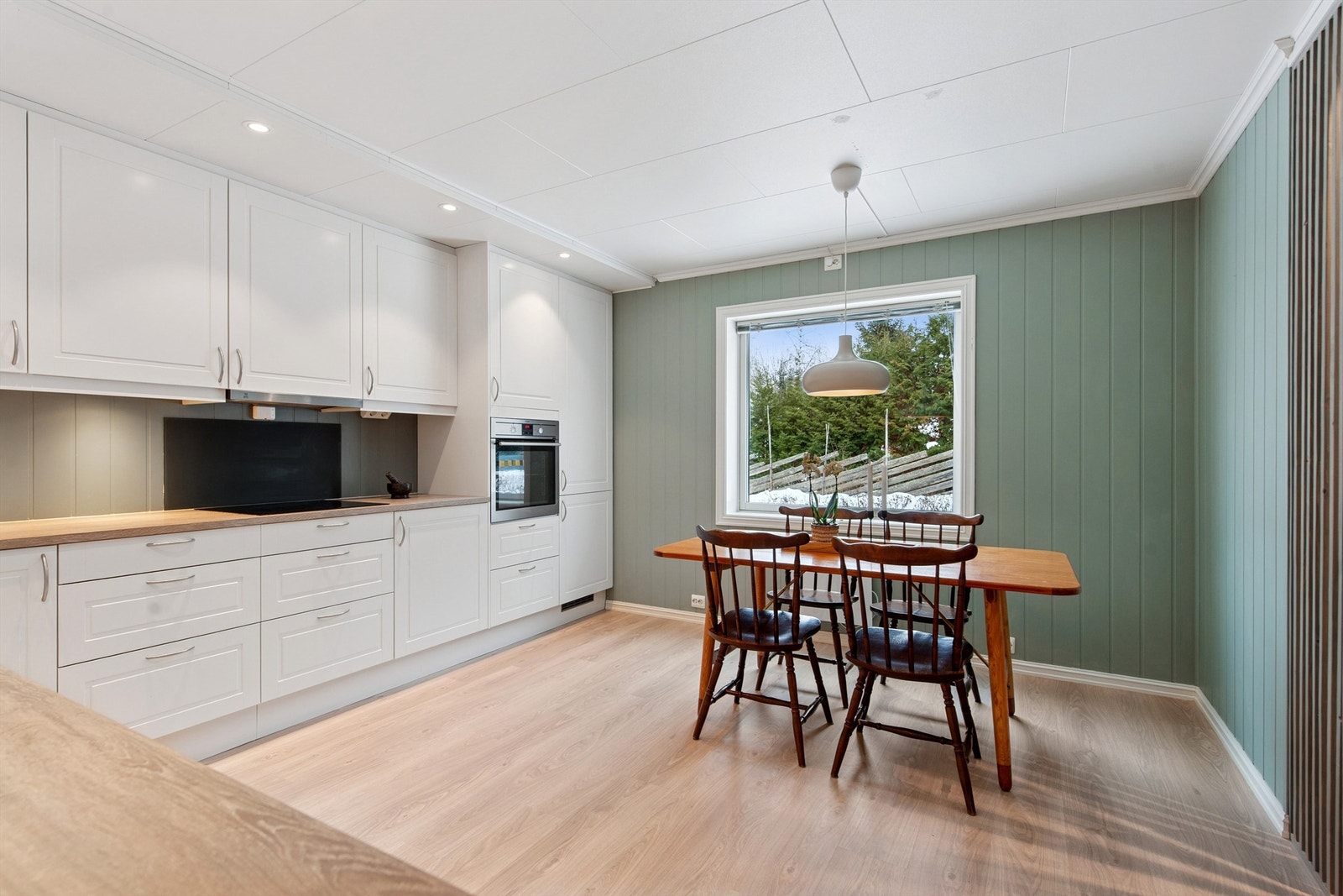 Integrerte hvitevarer medfølger - oppvaskmaskinen er fra 2025 Galleribilde