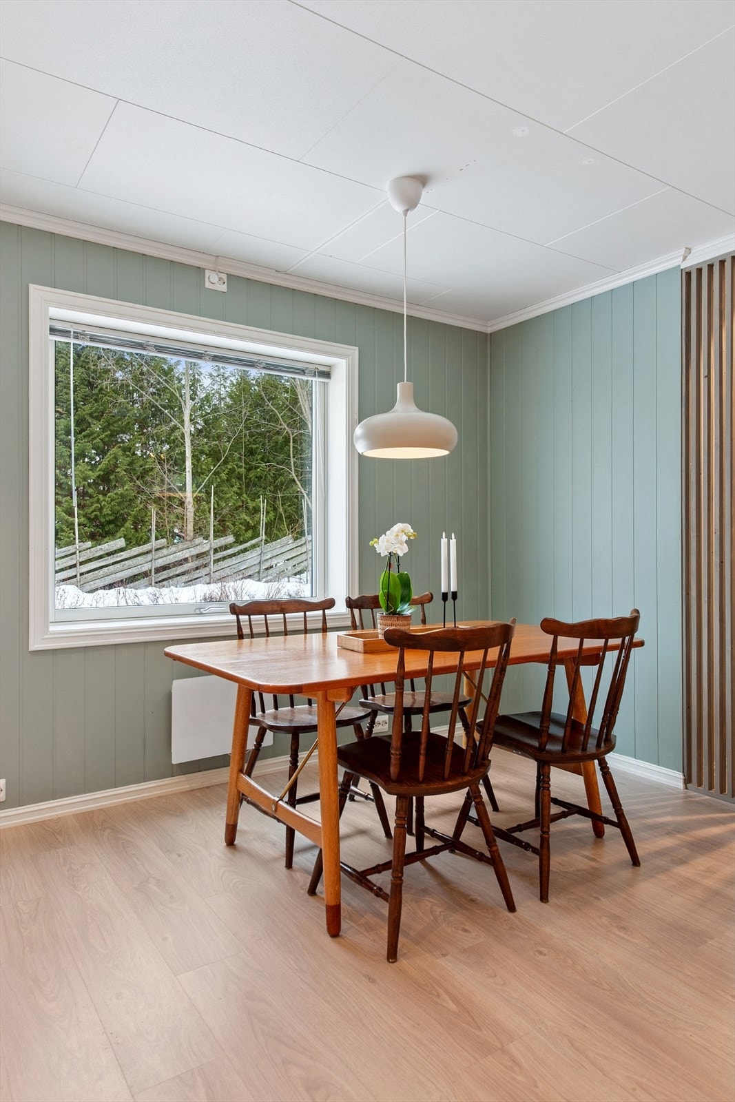 God plass til spisebord på kjøkkenet Galleribilde