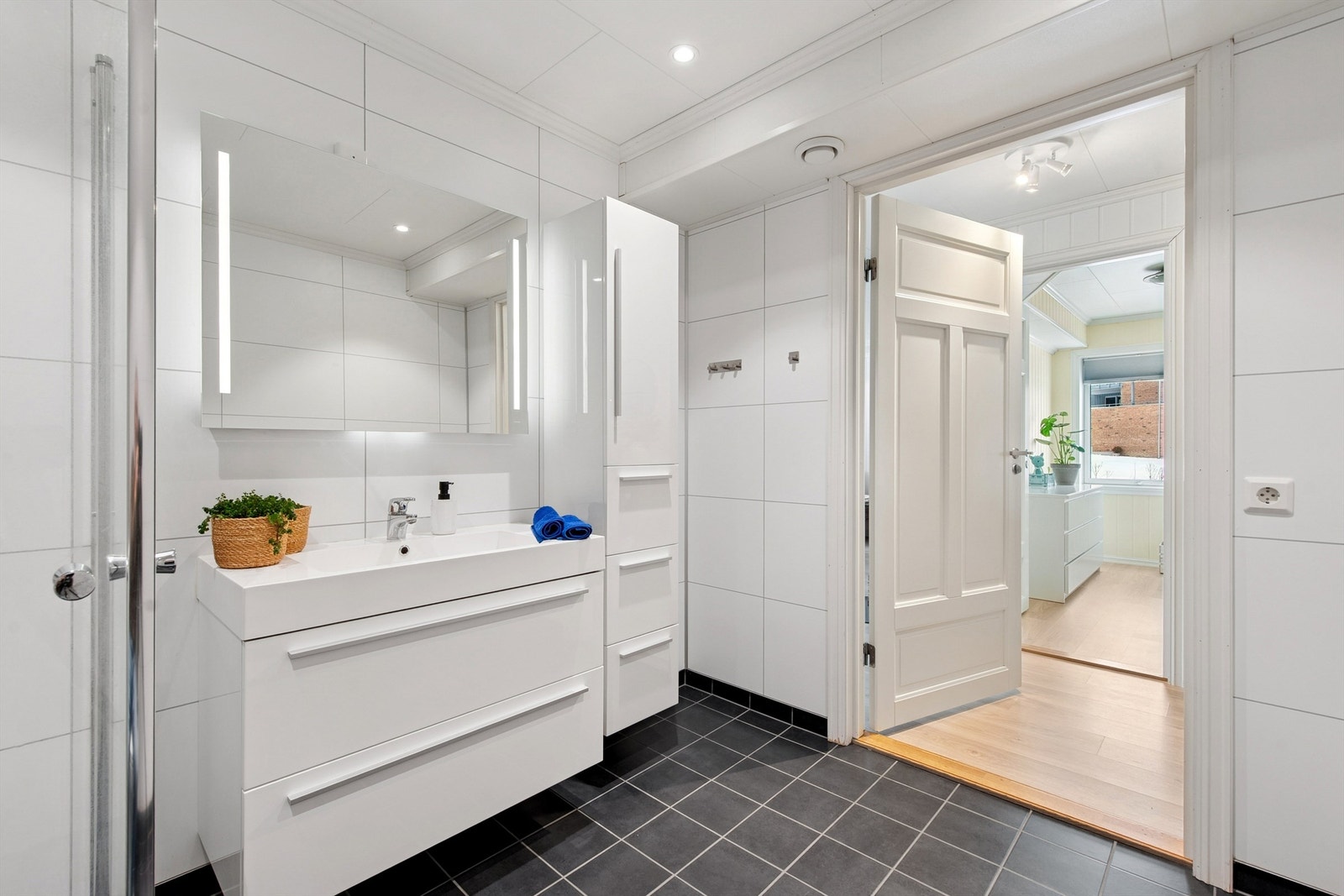 Stilrent bad med gulvvarme Galleribilde