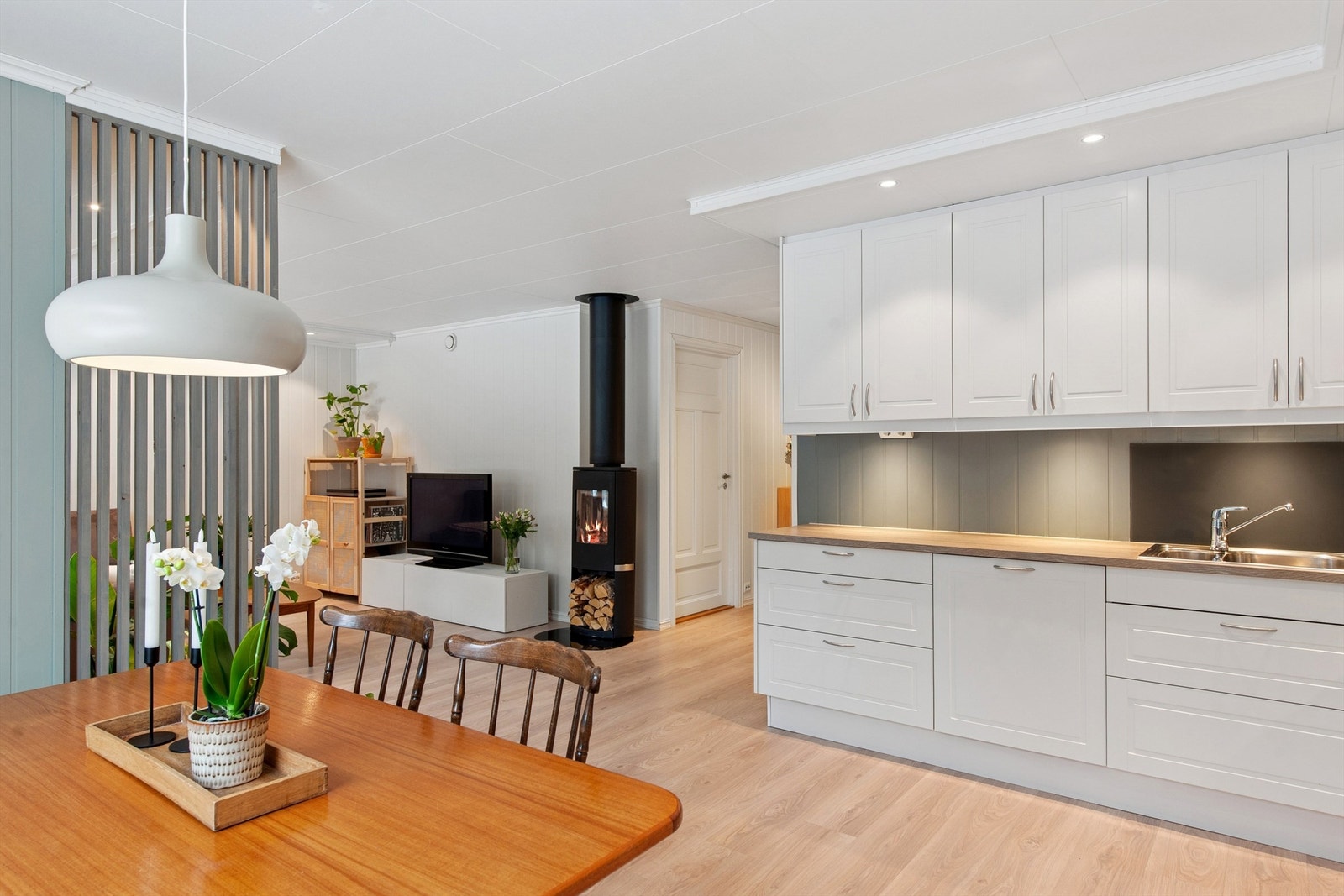 Kjøkken med åpen løsning mot stuen Galleribilde