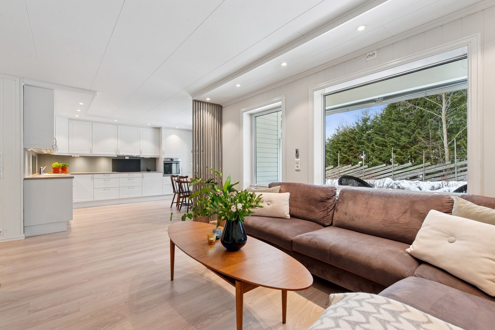 Fra stuen er det utgang til sørvestvendt platting med elektrisk markise Galleribilde