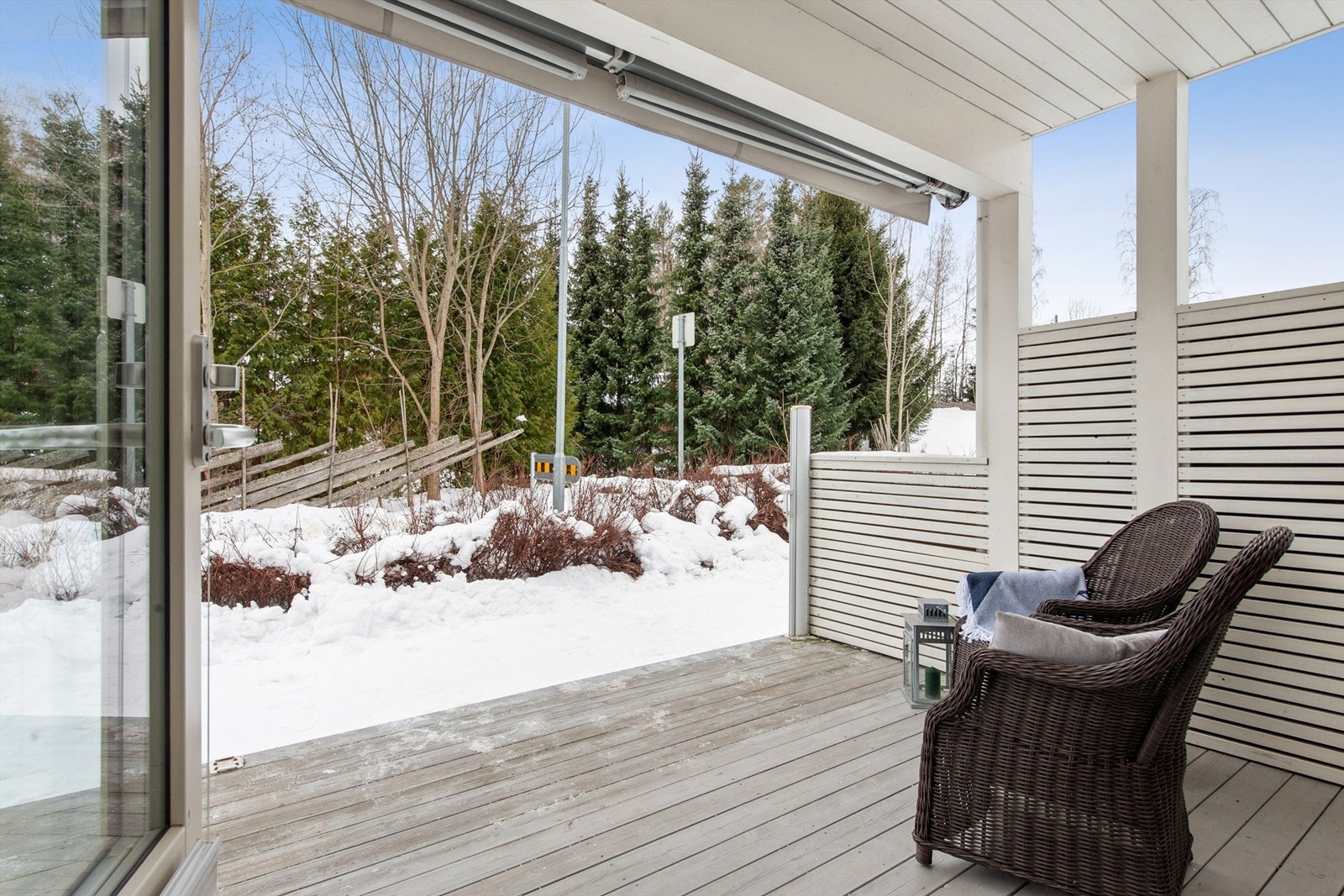Fin, solrik uteplass vendt mot sørvest. Elektrisk markise er montert for ekstra solskjerming Galleribilde