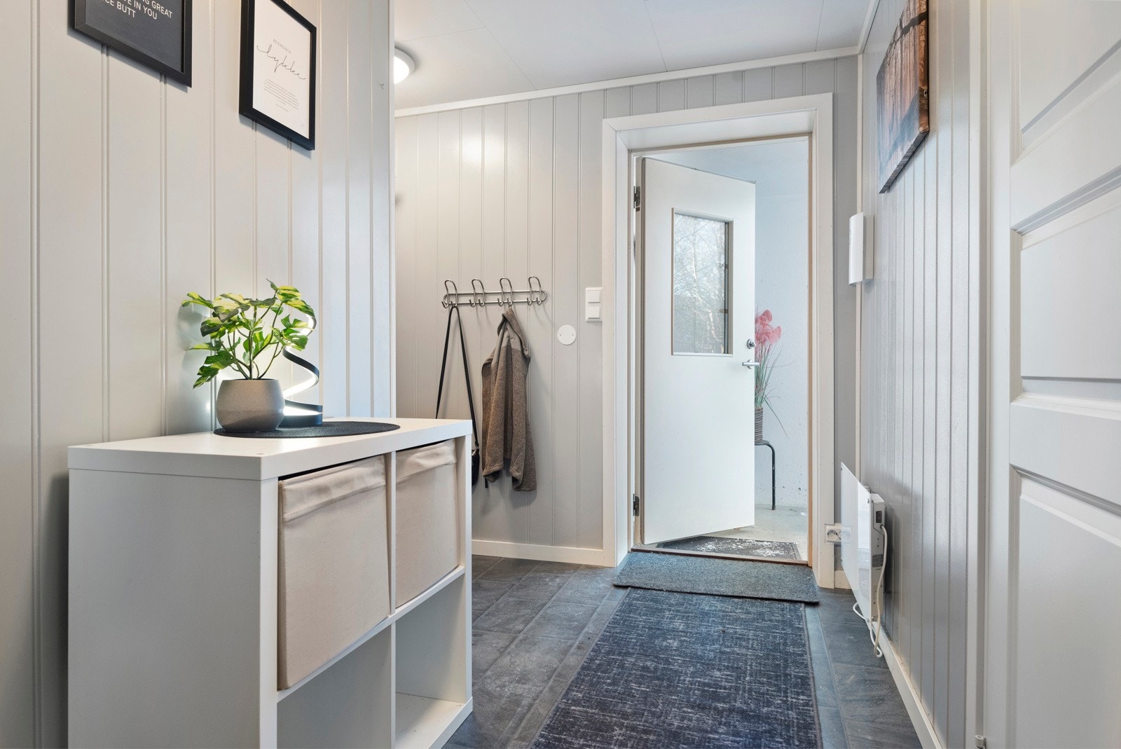 Romslig gang og egen inngangsdør til utleiedelen. Galleribilde