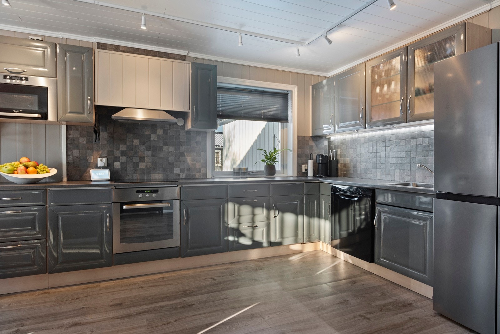 Kjøkkenet har god skap- og benkeplass. Galleribilde