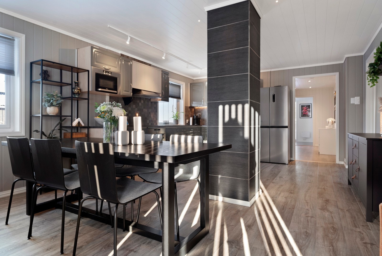 God plass til både spisebord og sofaløsning i den delvis åpne løsningen mellom kjøkken og stue. Galleribilde