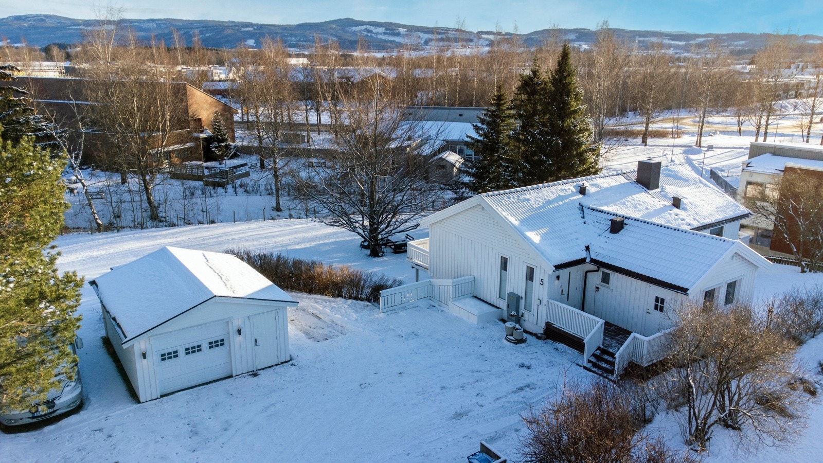Boligen ligger fint til på Garpa, skjermet og trafikkstille, samtidig kun en kort spasertur unna sentrum Galleribilde