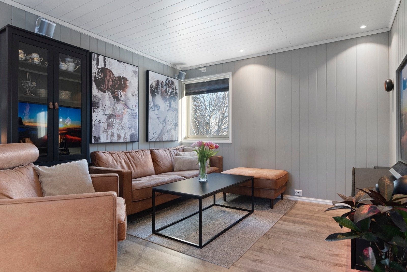 Hoved-etasjen er 117m² og inneholder entrè, gang, bad, vaskerom, 2 toalettrom, 3 soverom, stue og kjøkken. Galleribilde