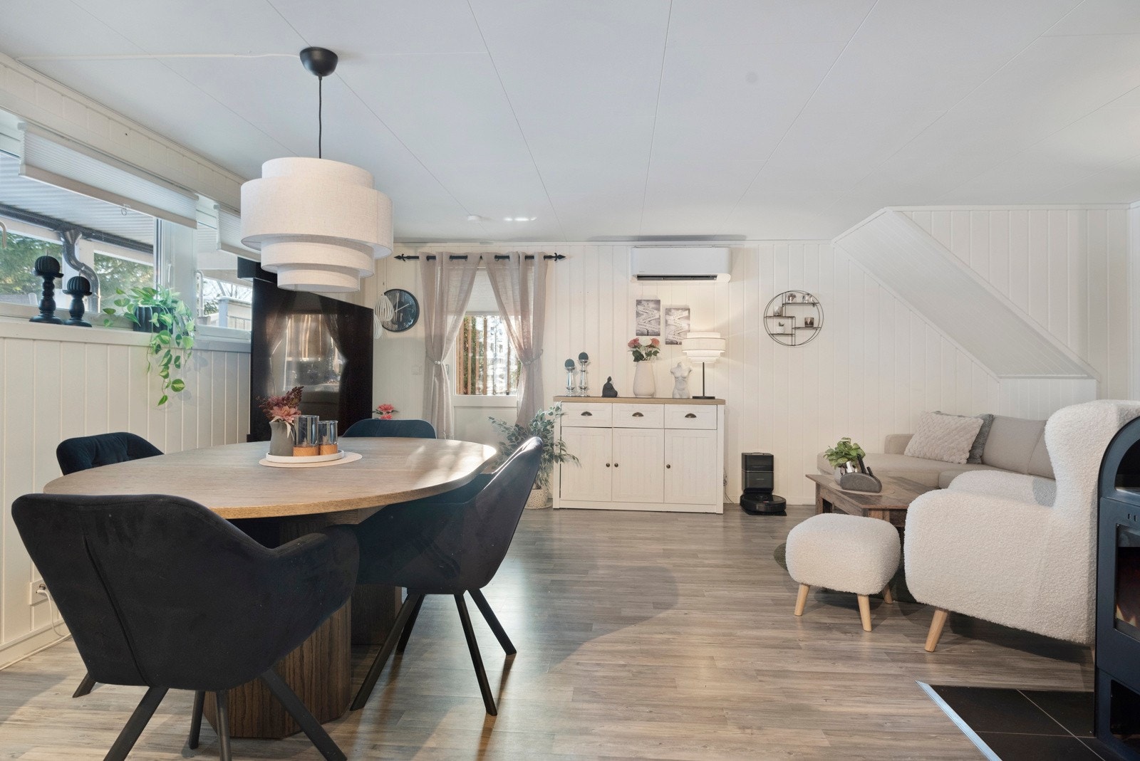 Sokkeletasjen er 86m² og utleiedelen inneholder gang, garderobe, 2 soverom, toalettrom, vaskerom, bad og stue og kjøkken. Galleribilde