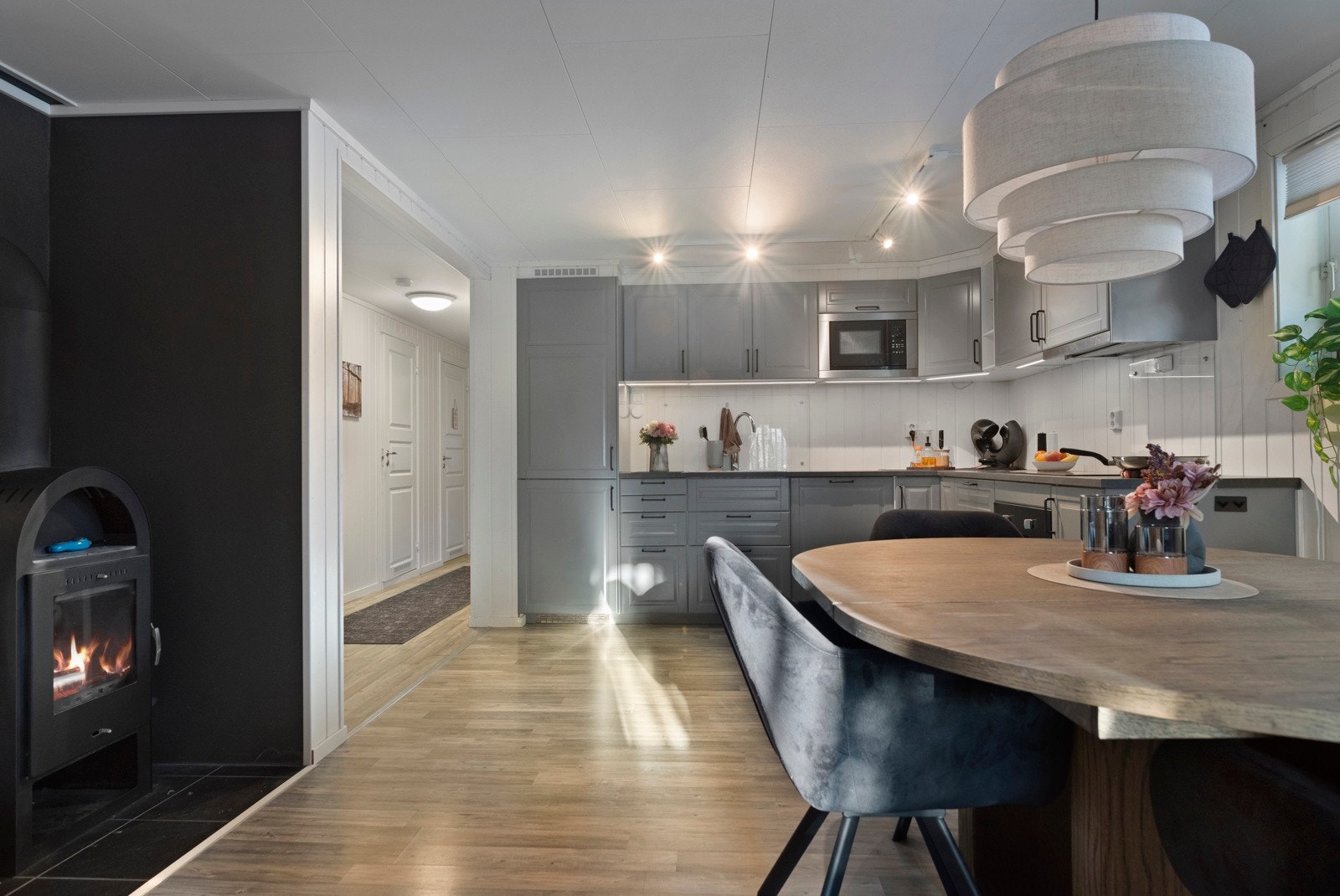 Åpen stue/kjøkkenløsning på 31m². Vedfyring og varmepumpe. Galleribilde