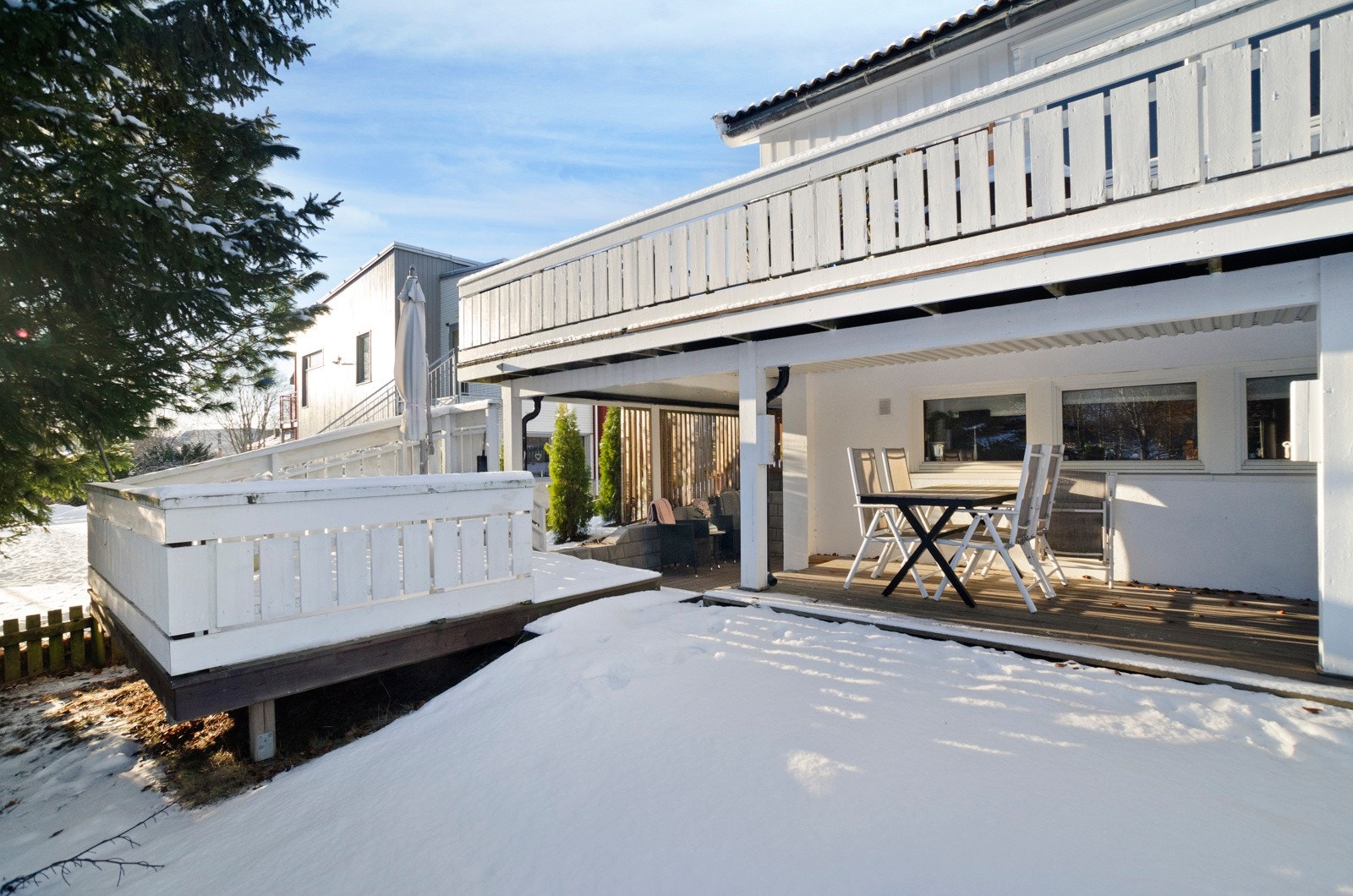 Det er tilknyttet egen markterrasse til leiligheten i sokkeletasjen. Galleribilde