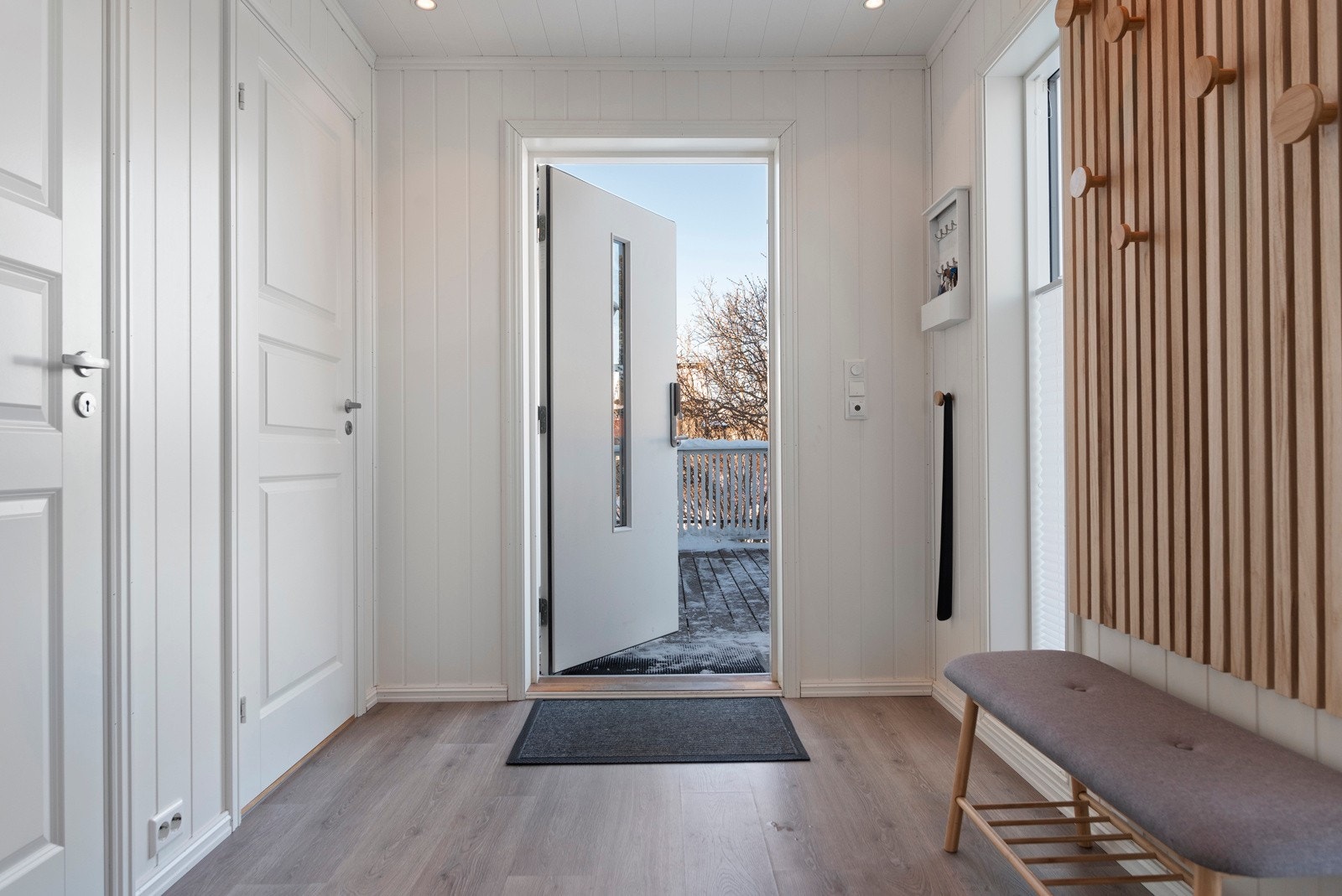 God plass for oppbevaring av yttertøy og sko, samt adkomst til praktisk separat toalettrom og garderoberom / bod. Galleribilde