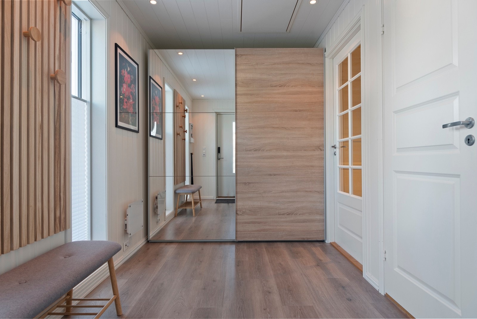 Romslig gang med skyvedørsgarderobe som medfølger i handelen. Galleribilde