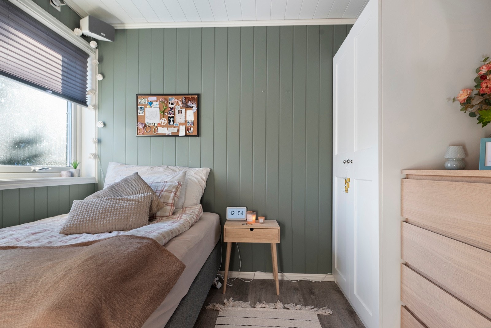 Alle soverommene har vinduer vendt mot rolige omgivelser / egen hage. Galleribilde