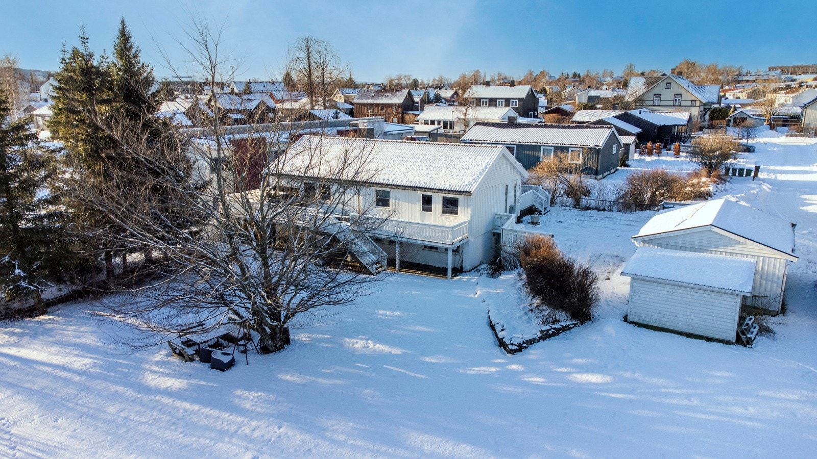 Velkommen til Sissel Collins gate 5 - en innbydende enebolig med 2 godkjente boenheter. Leieinntekt kr. 13.000,- pr. mnd. Galleribilde