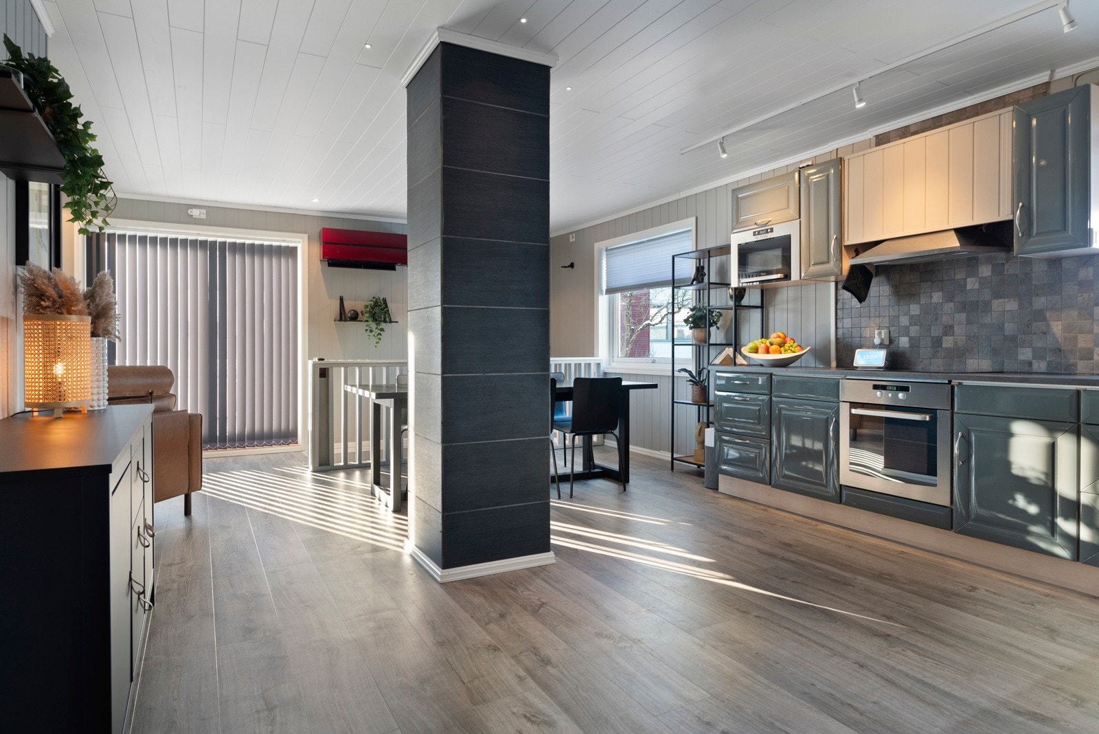 Oppvarming via luft til luft varmepumpe i hovedetasjen, mulighet for å installere vedfyring. Galleribilde