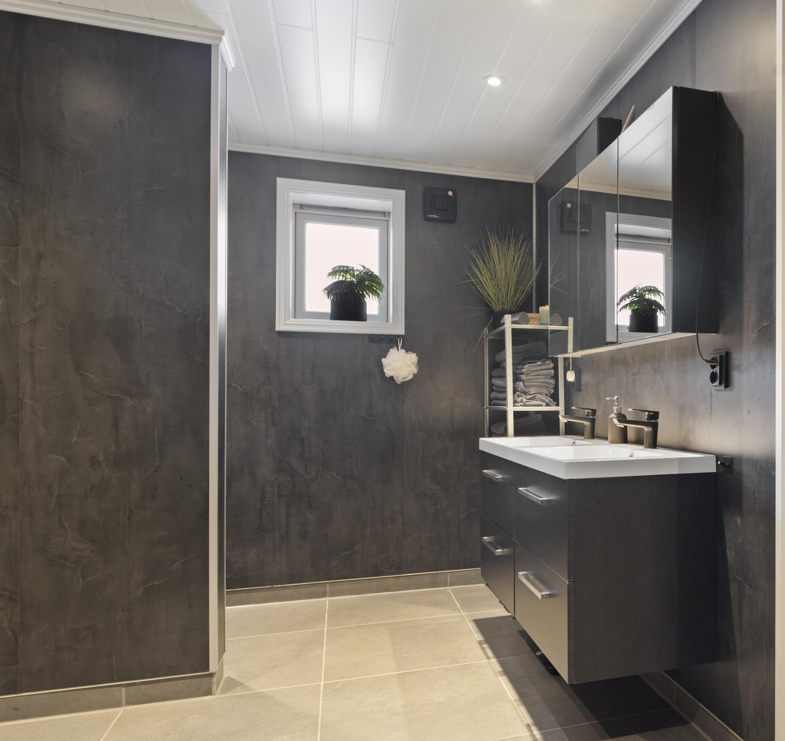 Romslig bad på hele 10m² oppusset i 2021. Galleribilde