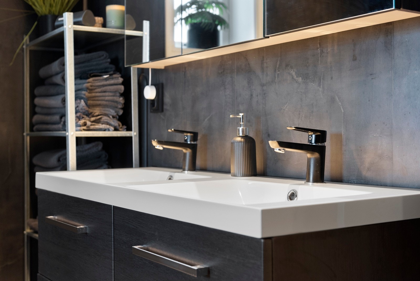 Av utstyr finnes dobbelservant med skuffer, speilskap og dusjnisje. Galleribilde