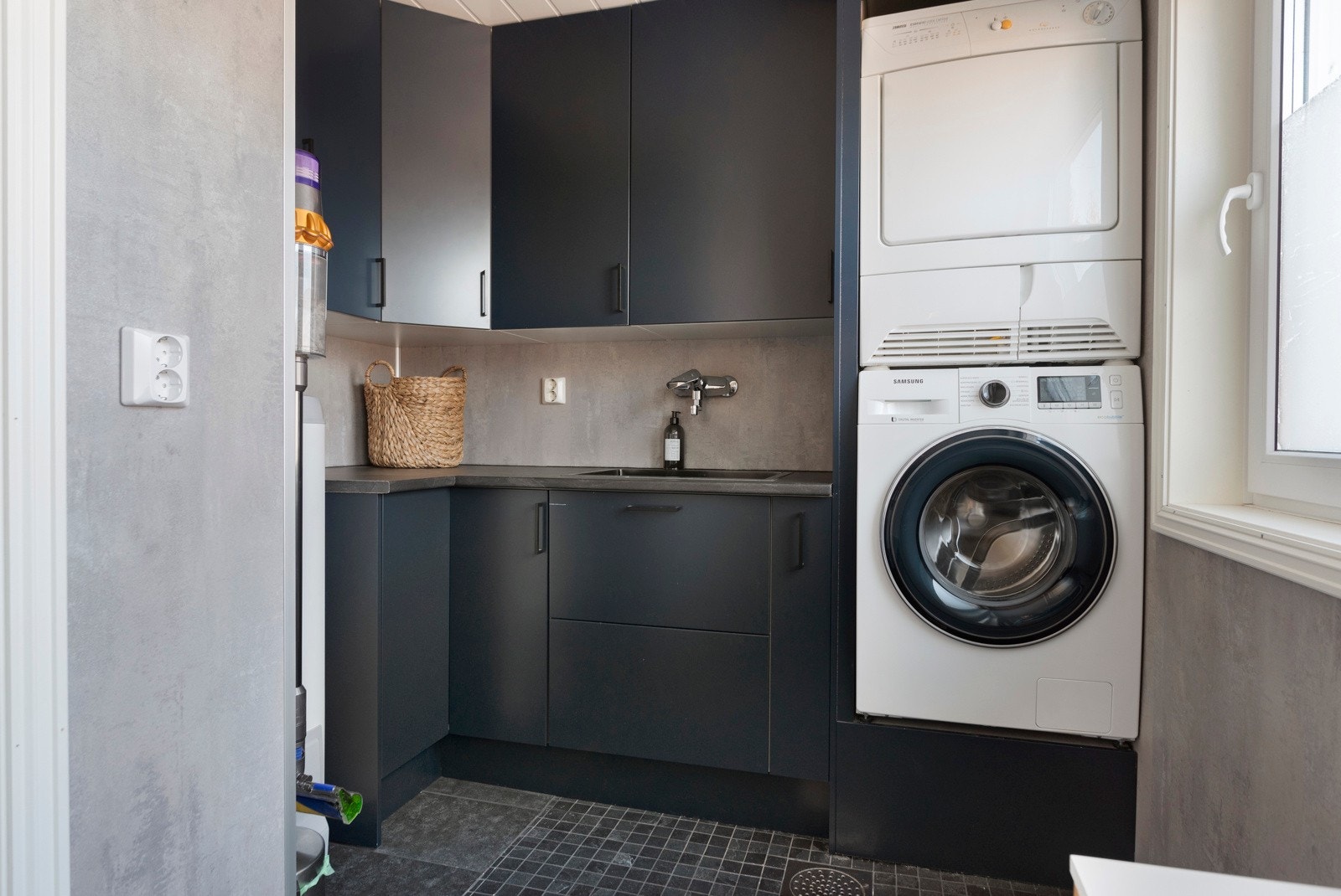 Praktisk, separat vaskerom fra 2021 med adkomst både via badet og ytterdør ved inngangspartiet. Galleribilde