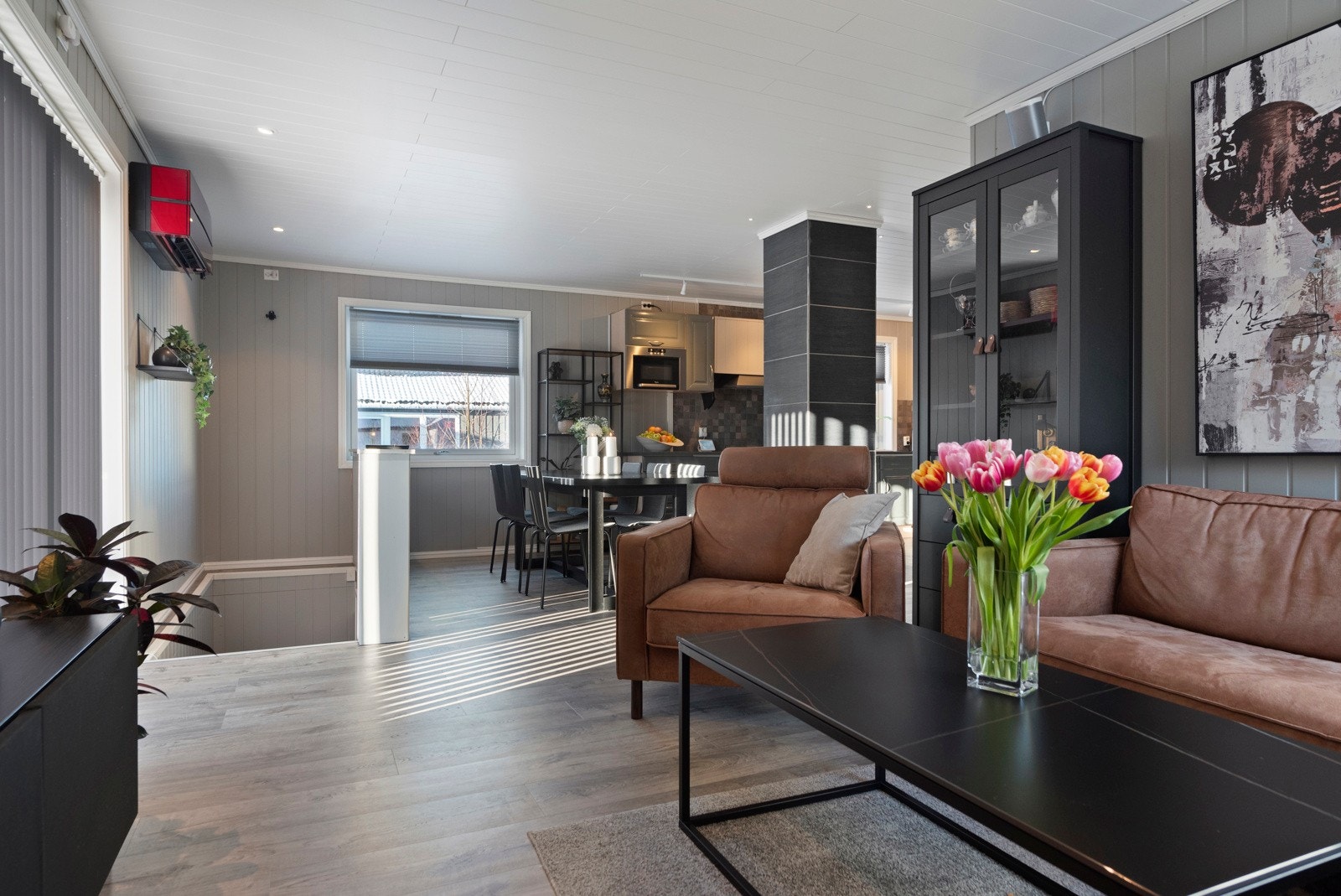 Lys og innbydende stue med stor vindusflater. Galleribilde