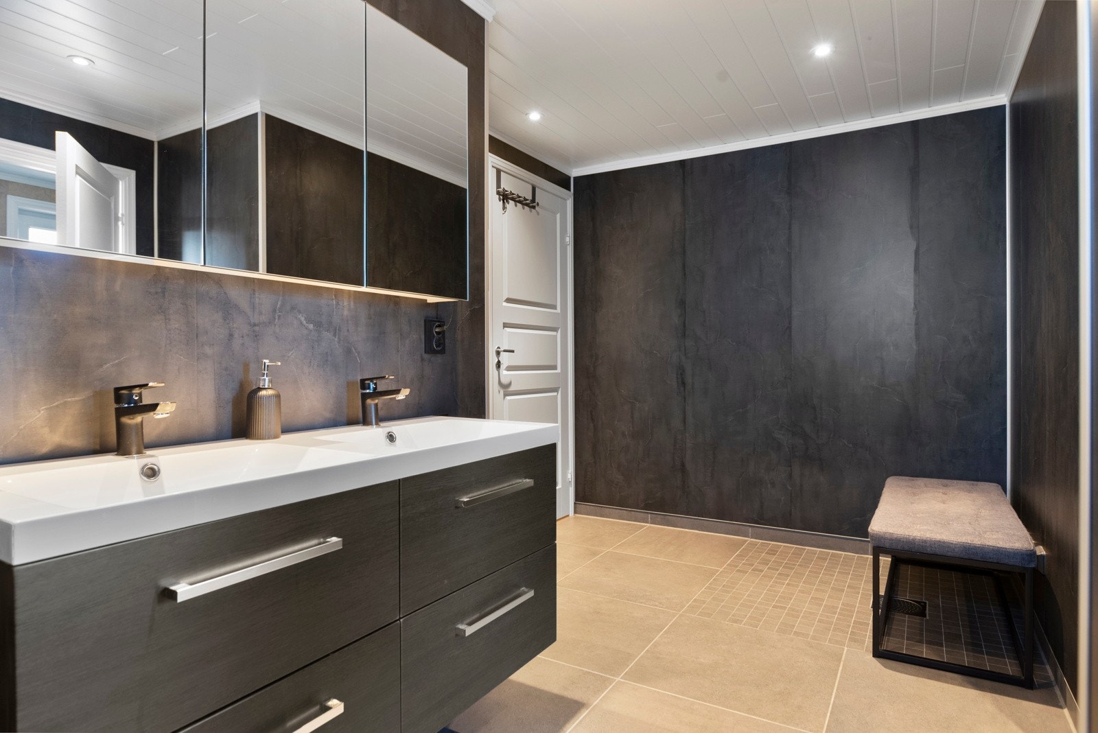 Flislagt gulv med varmekabler. Galleribilde